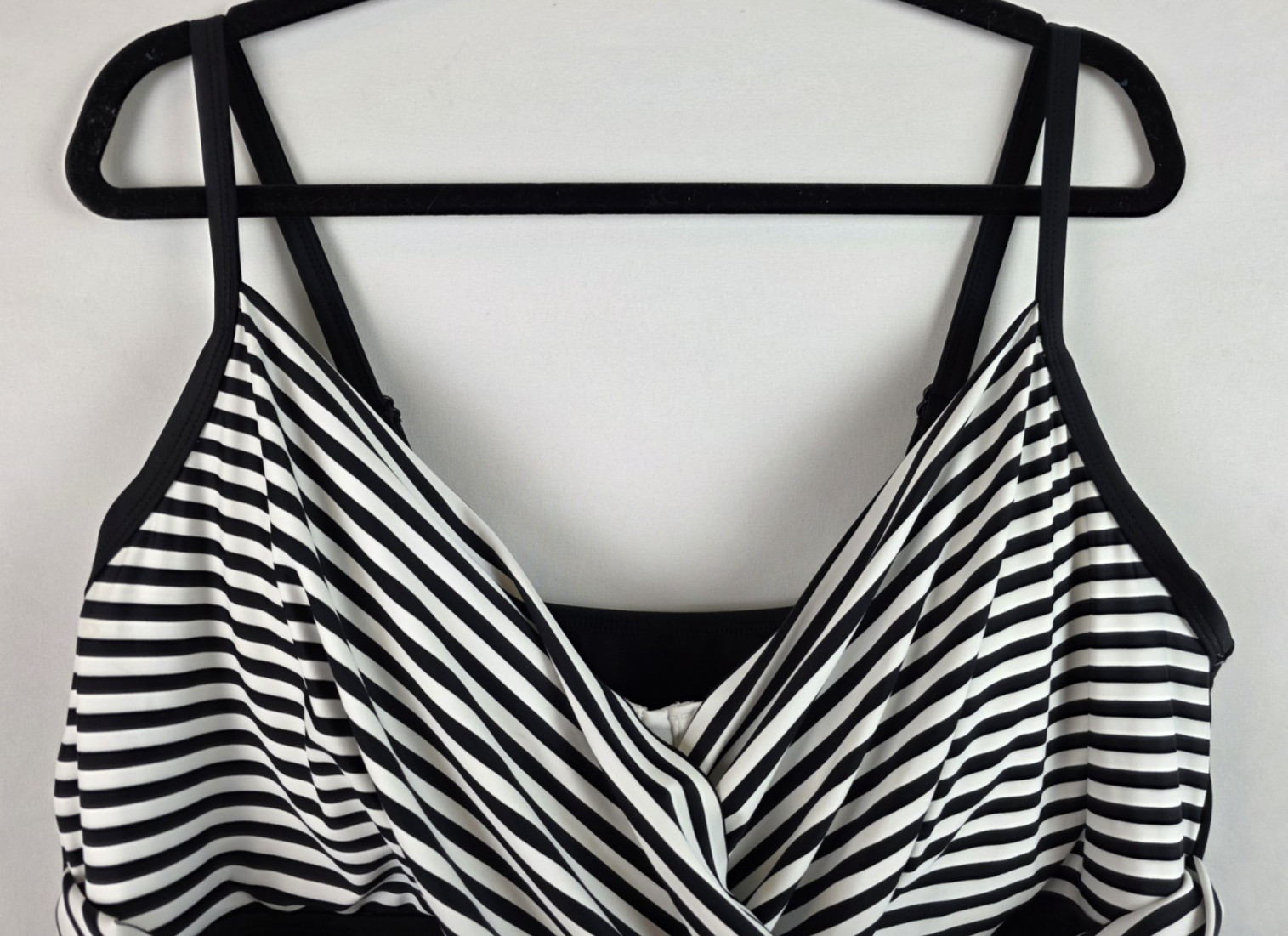 Embrace Your Curves by Miracle Brands Women’s Swimsuit Size 3X Black One Piece