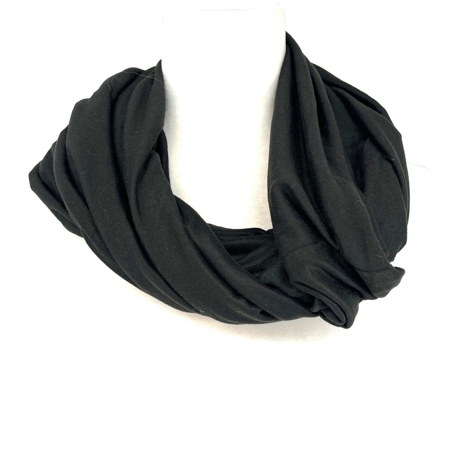 Beyond Yoga NWT Black Pocket Infinity Scarf Hidden Zipper Travel Versatile