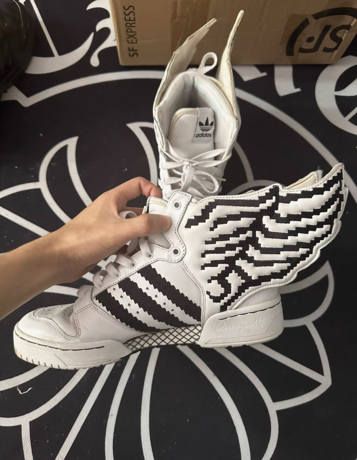 Size 8,5 – Adidas JS Wings 2.0 Pixel White