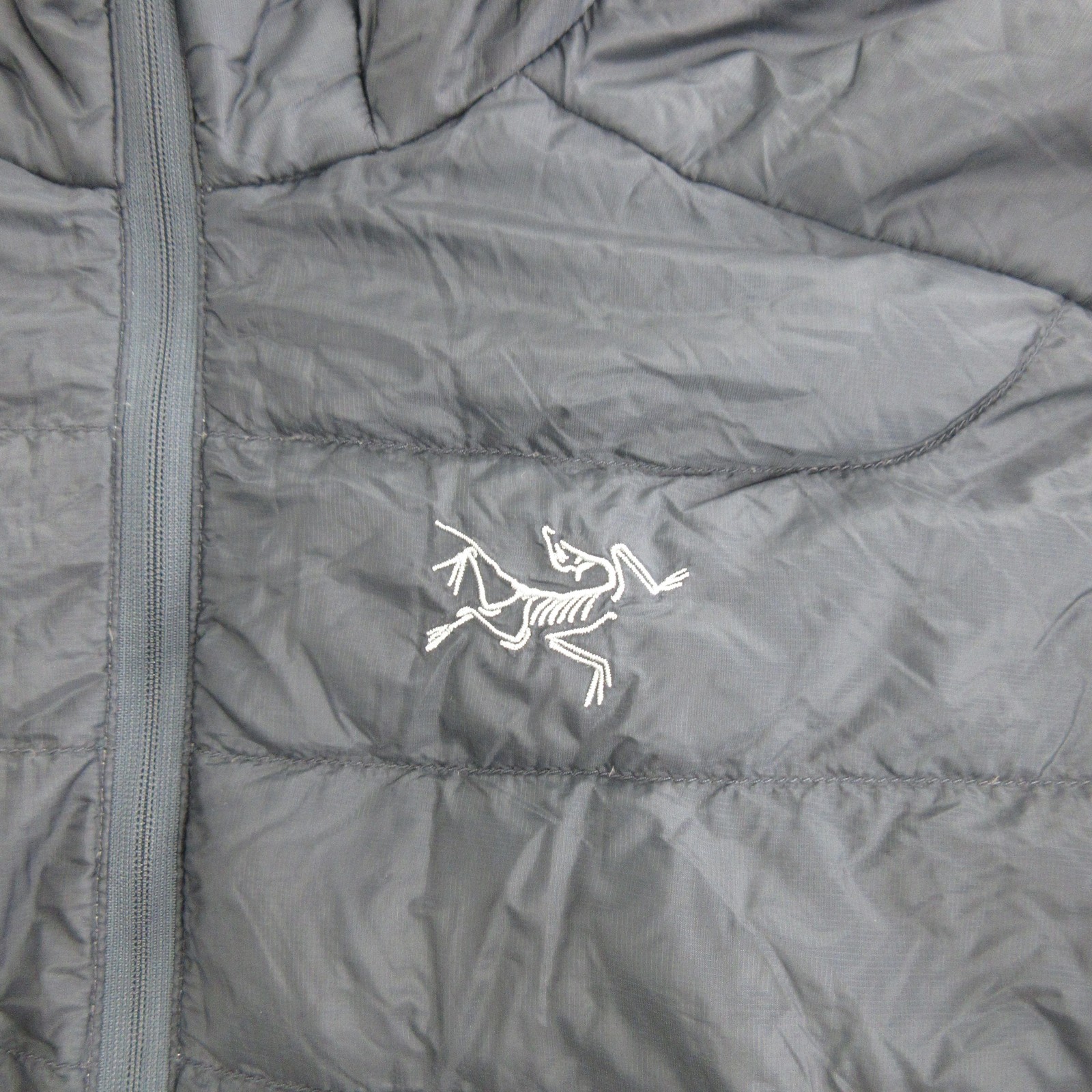 Arc’teryx Down Jacket Mens Medium Gray Hooded Full Zip Lightweight Puffer Hiking