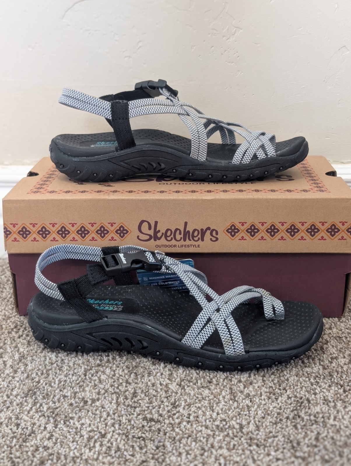 Size 6 Women’s Skechers Reggae Irie Mon Black/White Strappy Sandals 163013/BKW