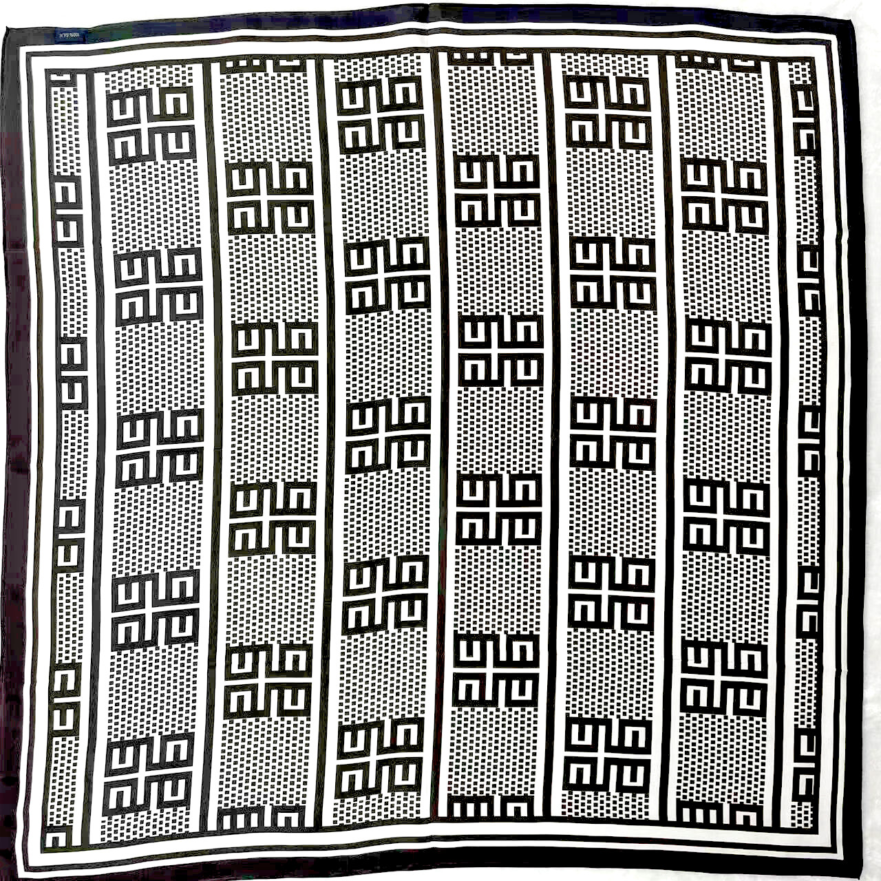 35″x35″White Art Letter Print Pure Mulberry Satin Silk Double-sided Scarf88x88cm