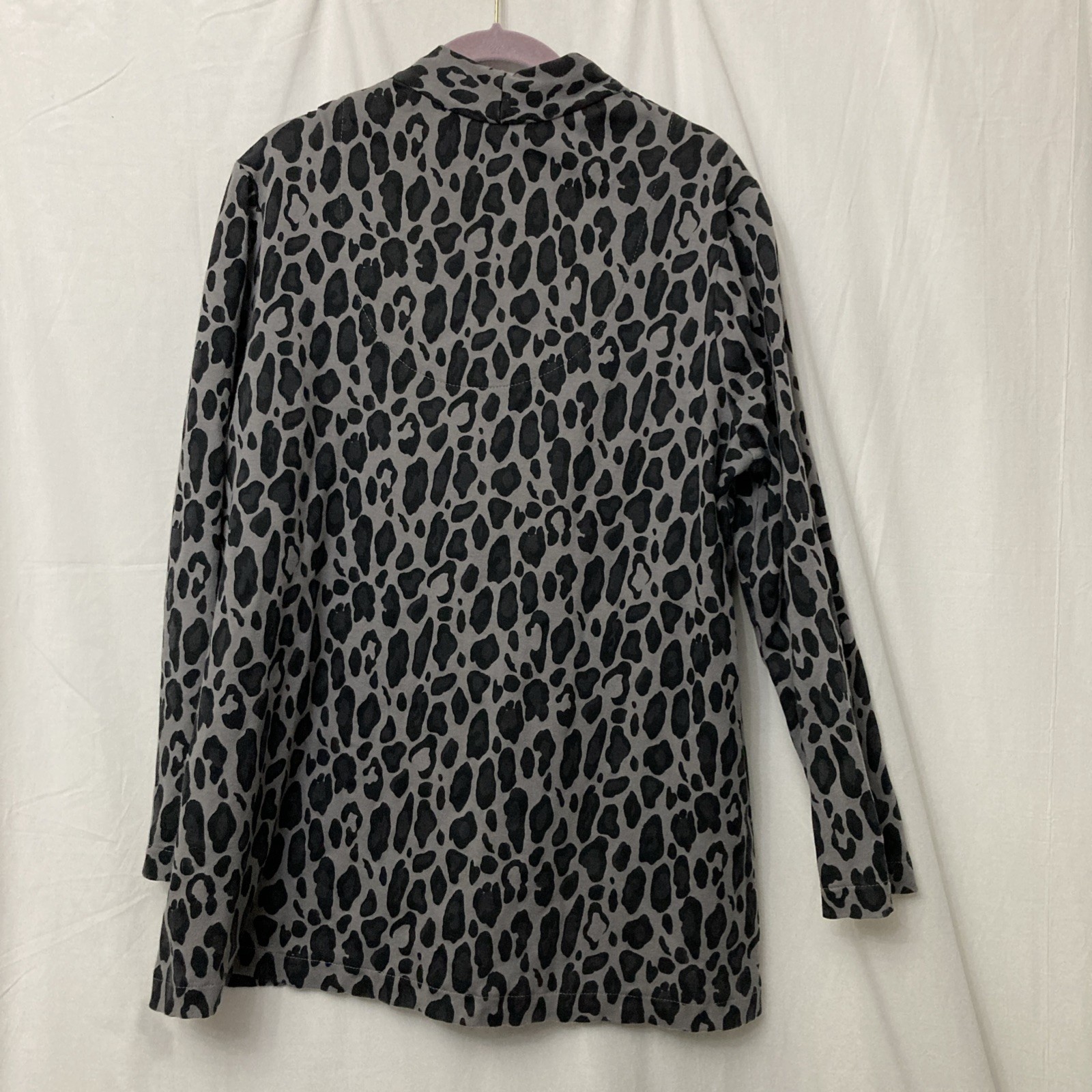 Chico’s Black & Gray Long Sleeve V-Neck Leopard Print Top – SZ 3 (XL)