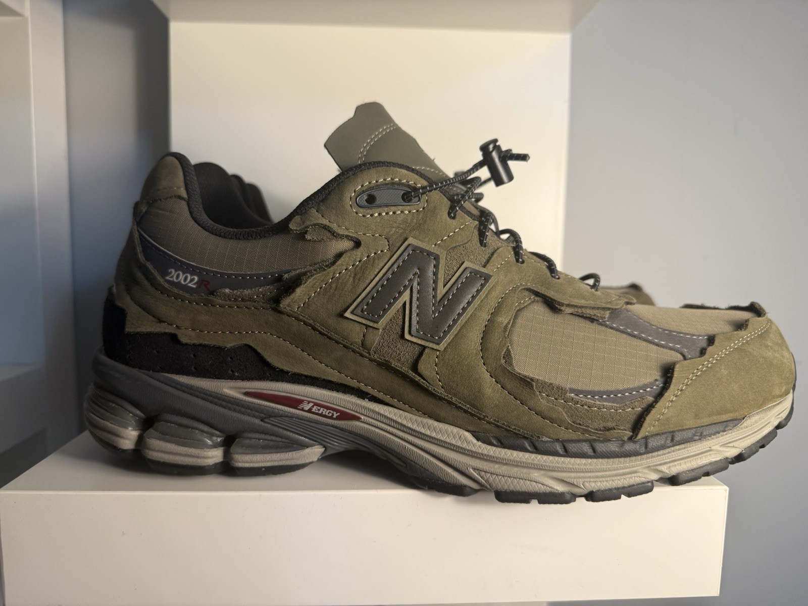 New Balance 2002R Men’s Low Top Green/Black/Gray Lace-Up Athletic Sneakers