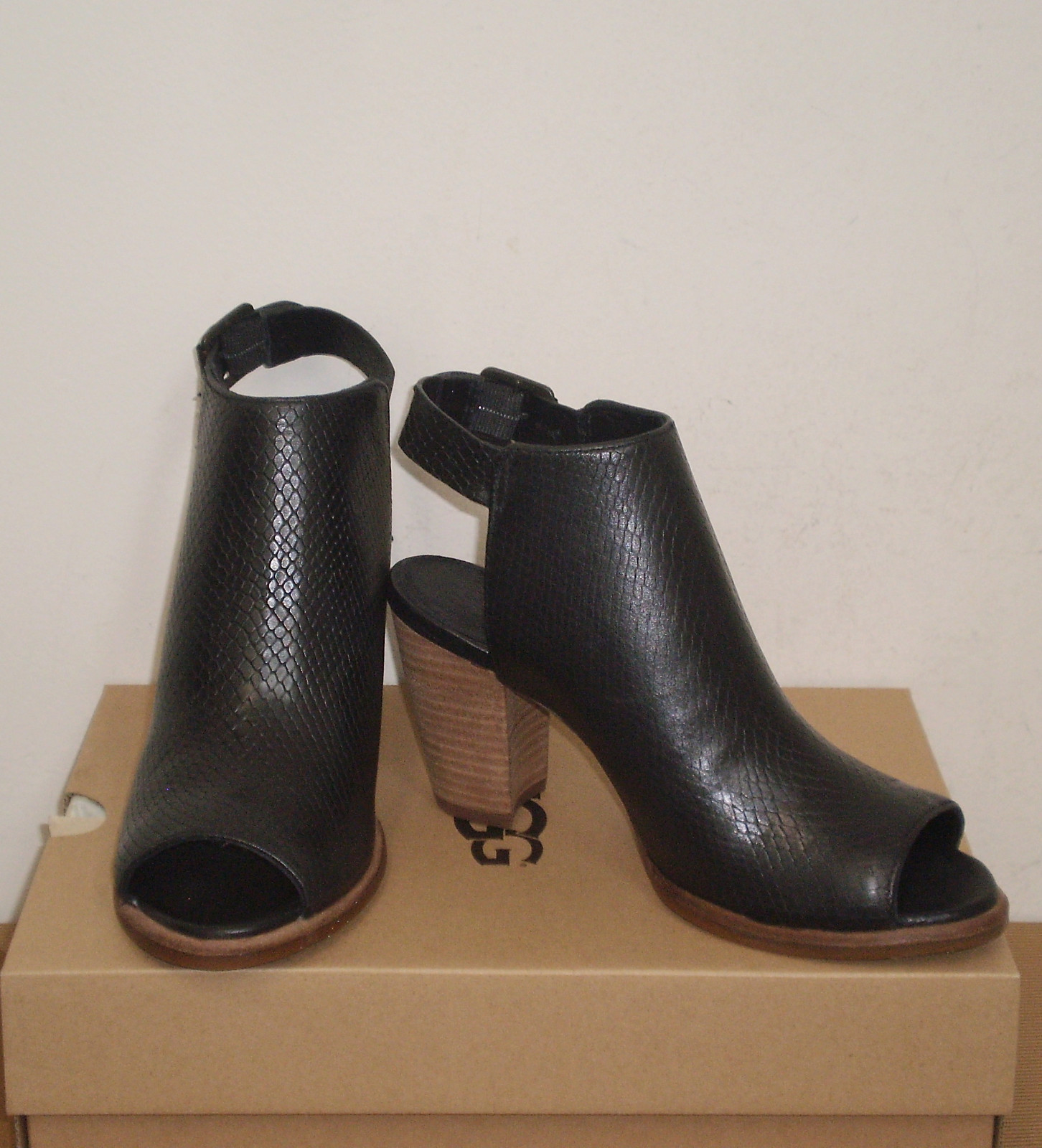 UGG AUDREY EXOTIC Peep Toe Sandals BLACK Embossed Leather 9.5US NWB $160 MSRP