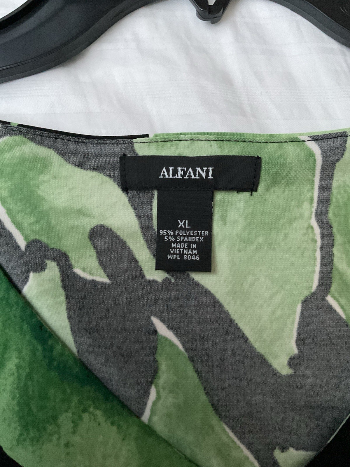 Alfani Women’s Leaf Design Pull Over Blouse Size XL
