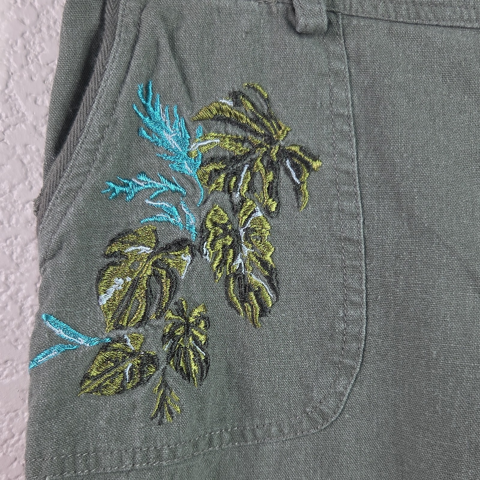 Women’s Green Linen Floral Embroidered Ankle Pants