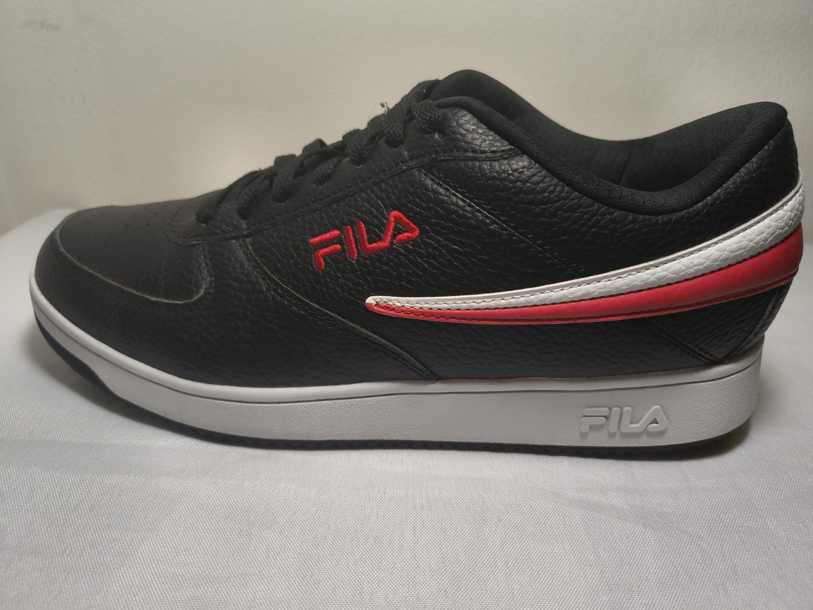 Fila A-Low Top Black Red White Sneakers Size 11.5 Men’s Basketball Shoes (Used)