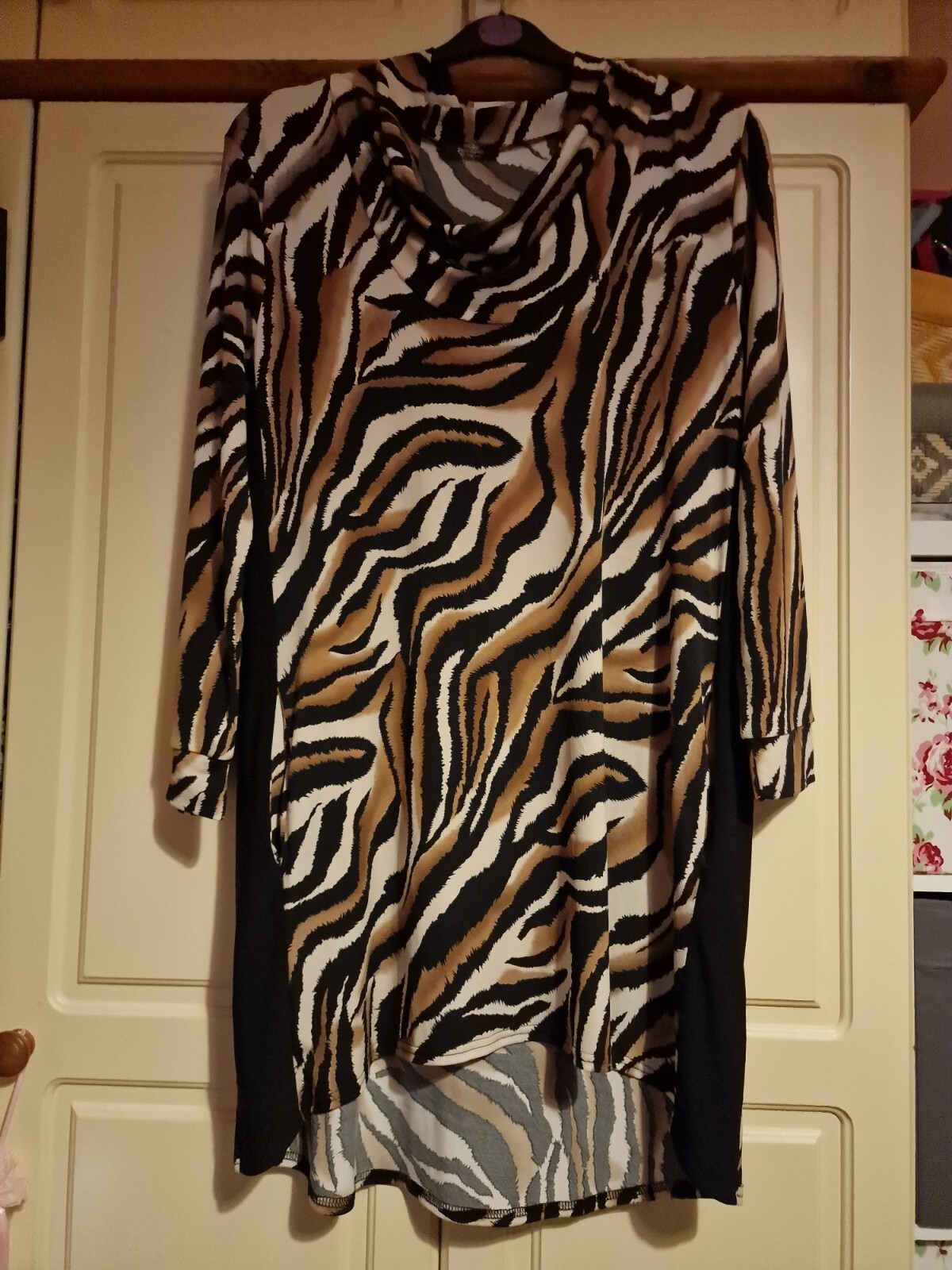 FIRENZAA LADIES TIGER PRINT SCOOP NECK DIPPED HEM DRESS SIZE M (REF42)