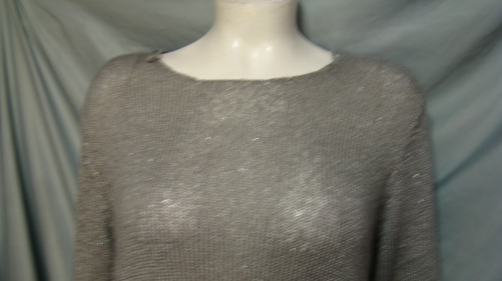 Size 1X C&A gray white at bottom sequin long sleeve sweater Chest 66″ X Len 30″