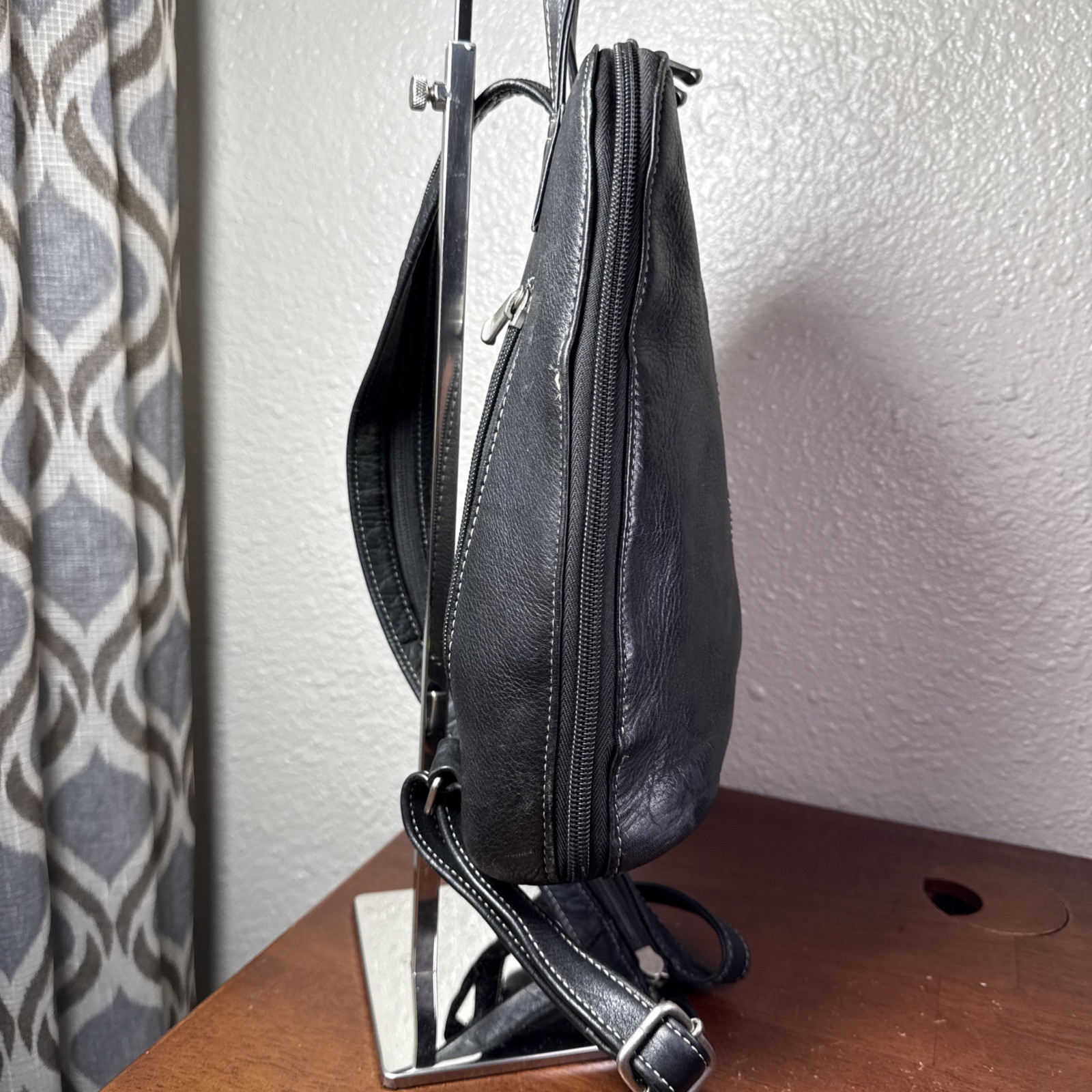 Le Donne Genuine Leather Zip Sling Or Backpack Black