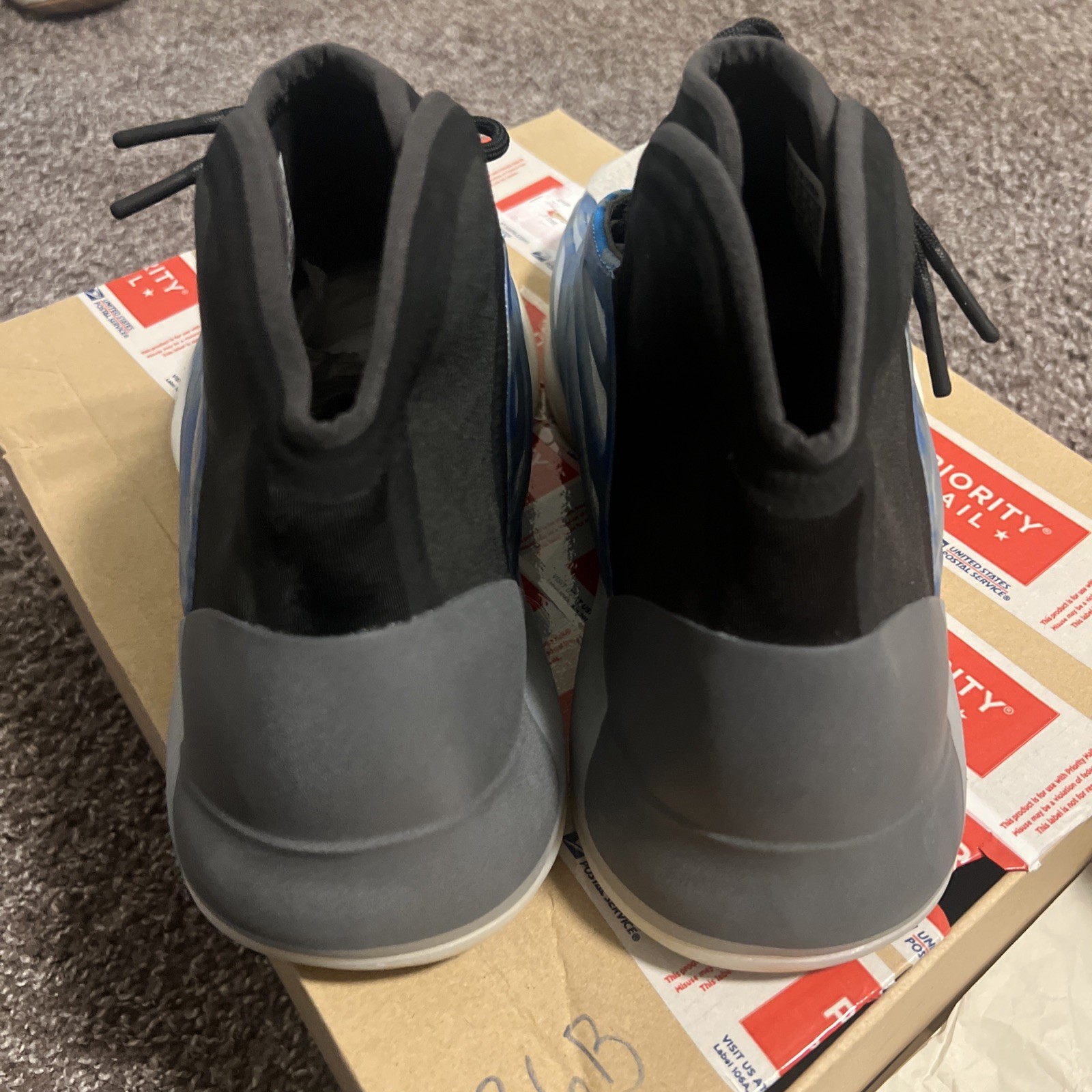 Size 9.5 – adidas Yeezy Quantum Frozen Blue