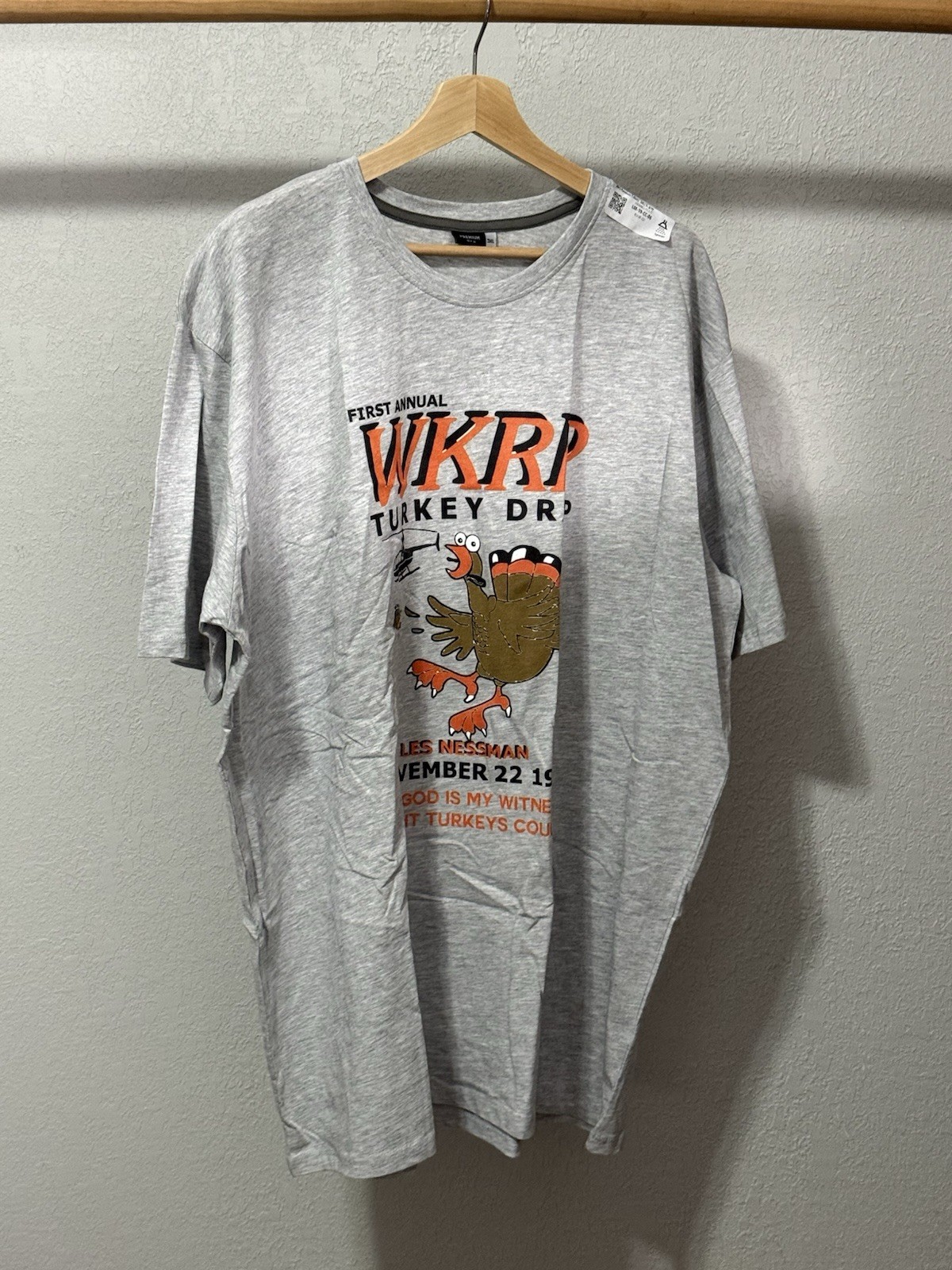 WKRP Turkey Drop T-Shirt – Les Nessman “Turkeys Could Fly” – Gray 3XL