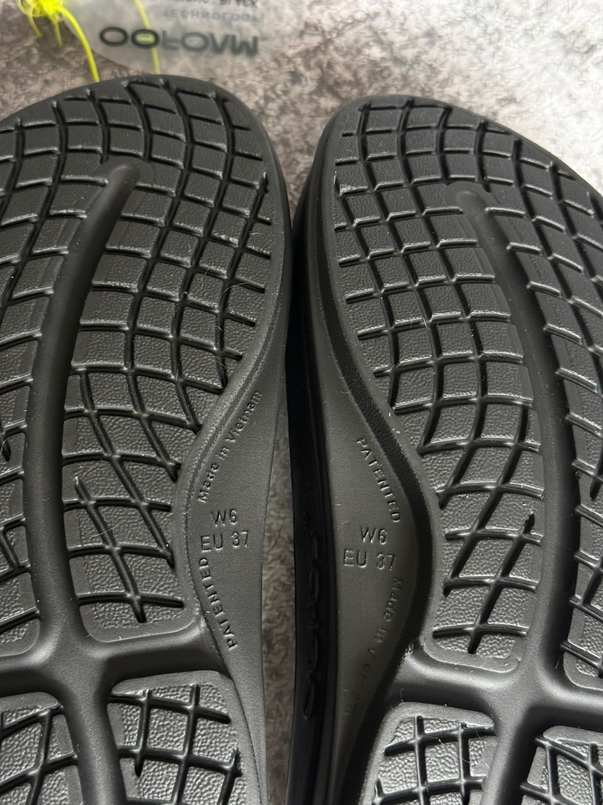OOFOS Women’s OOmega Oolala Thong Sandal Black W6 EU37