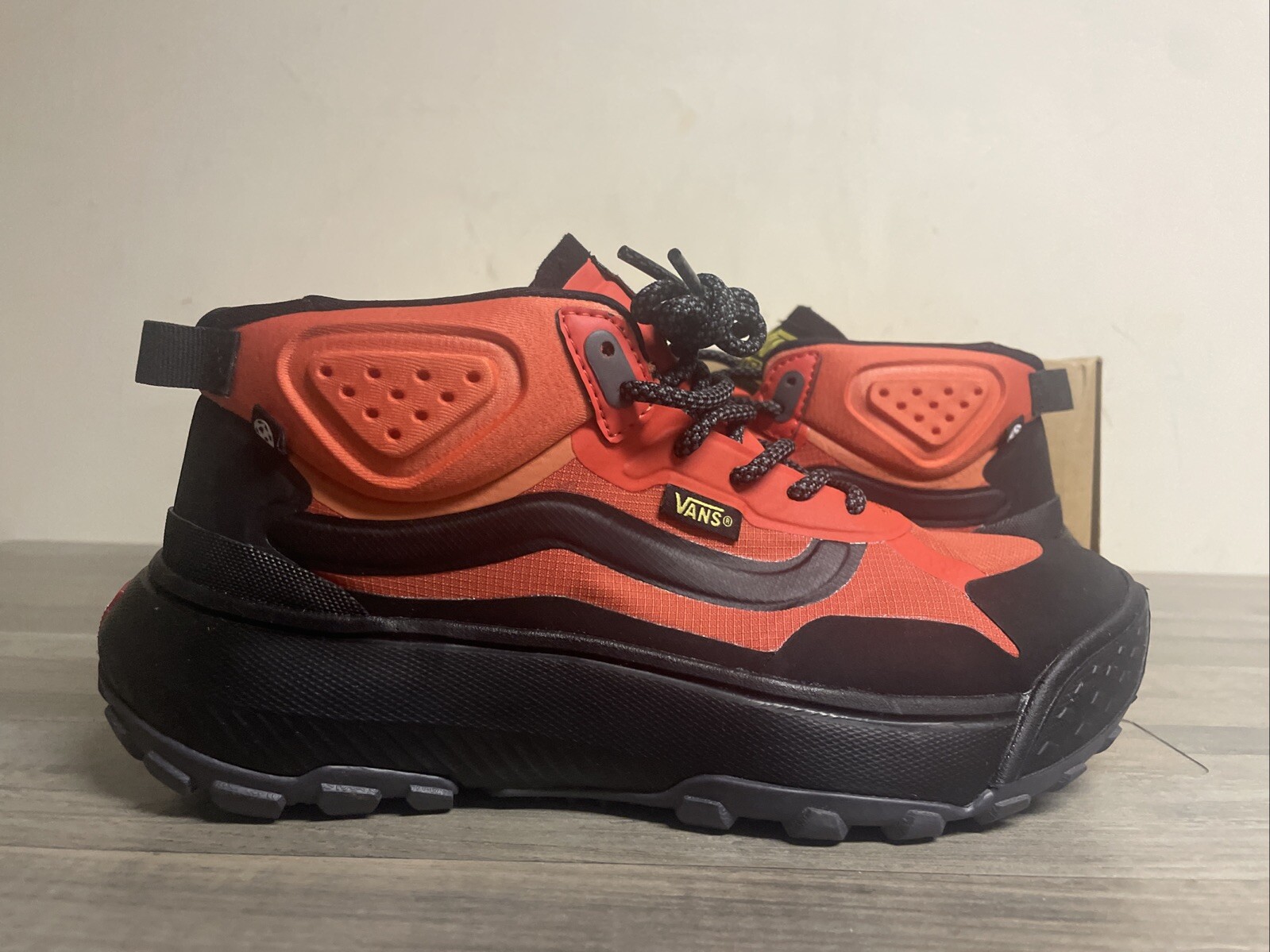 Vans MTE CrossPath Mid Black/Orange Sneakers Hiking Shoes Men’s Size 8.5 NEW