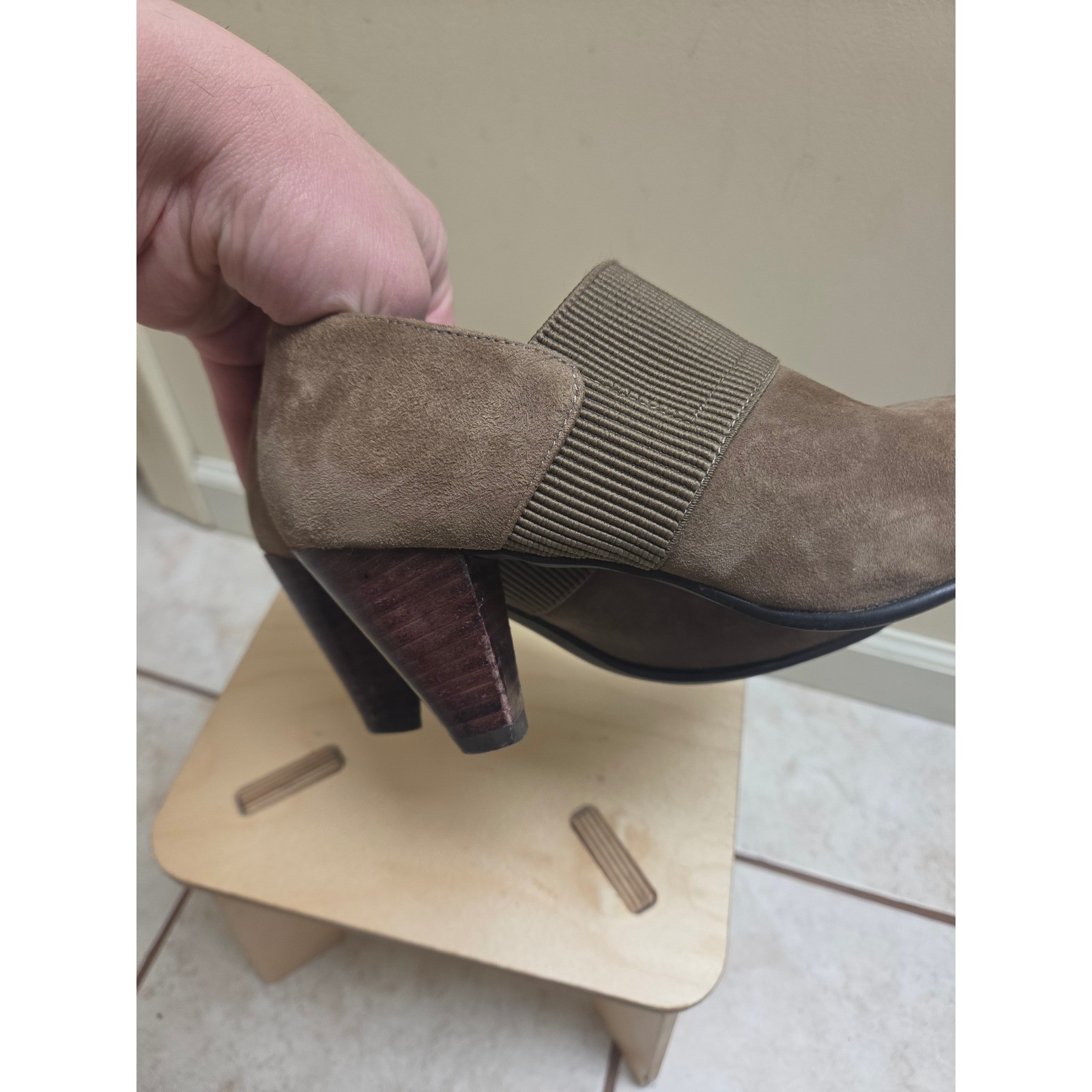 David Tate Womens Taupe Suede Elastic Gore Slip On Stacked Heel Pumps Size 5.5