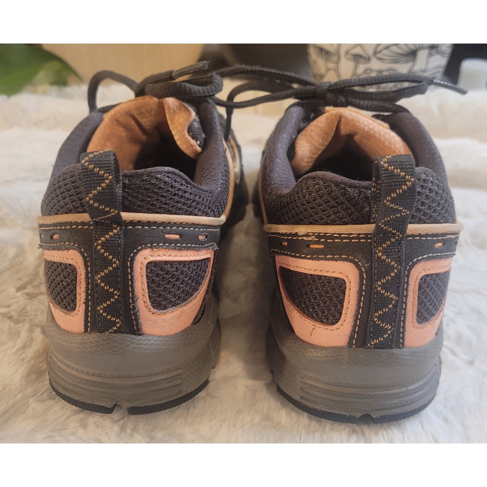 Nike Air Alvord 9 trail running shoes in a gray and orange colorway, size 6