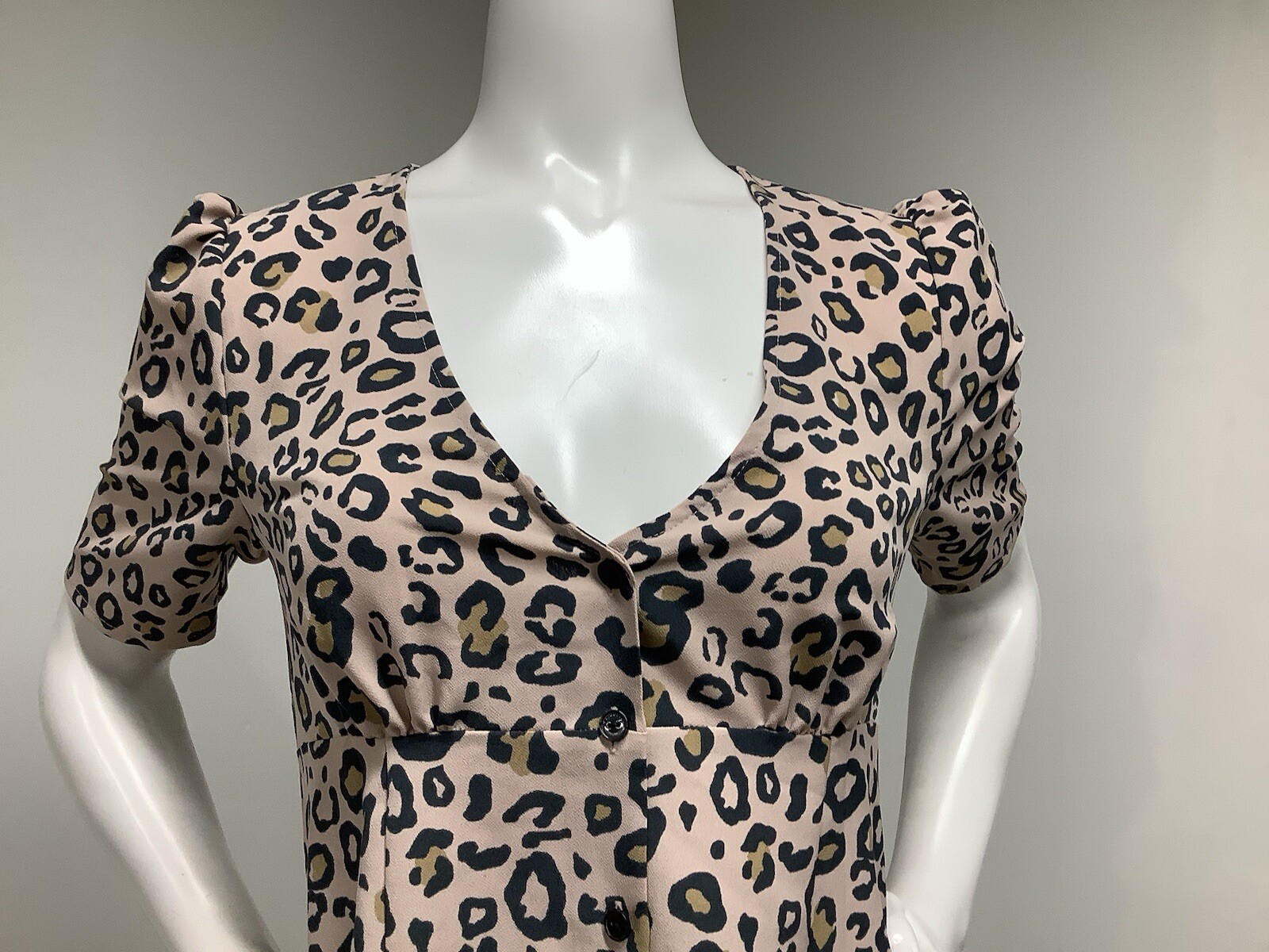 Sanctuary Button Front V Neck Blouse Leopard Print, Women’s Size Small,preowned