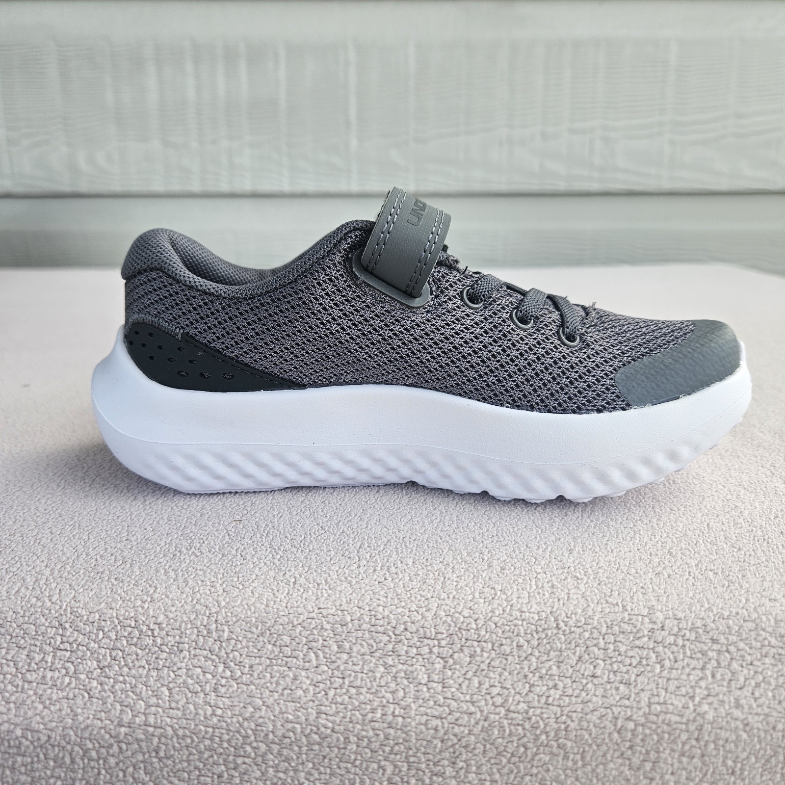 Under Armour UA BPS Surge 4 AC Hook & Loop Sneaker Youth SZ 11K Grey Athletic