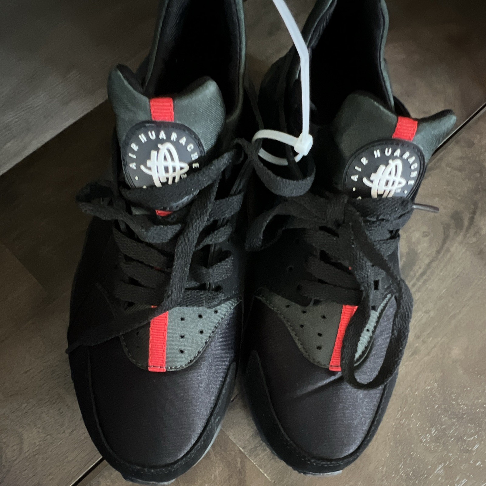 Nike Air Huarache Men’s Black/Red Athletic Sneaker Low Top Lace Up