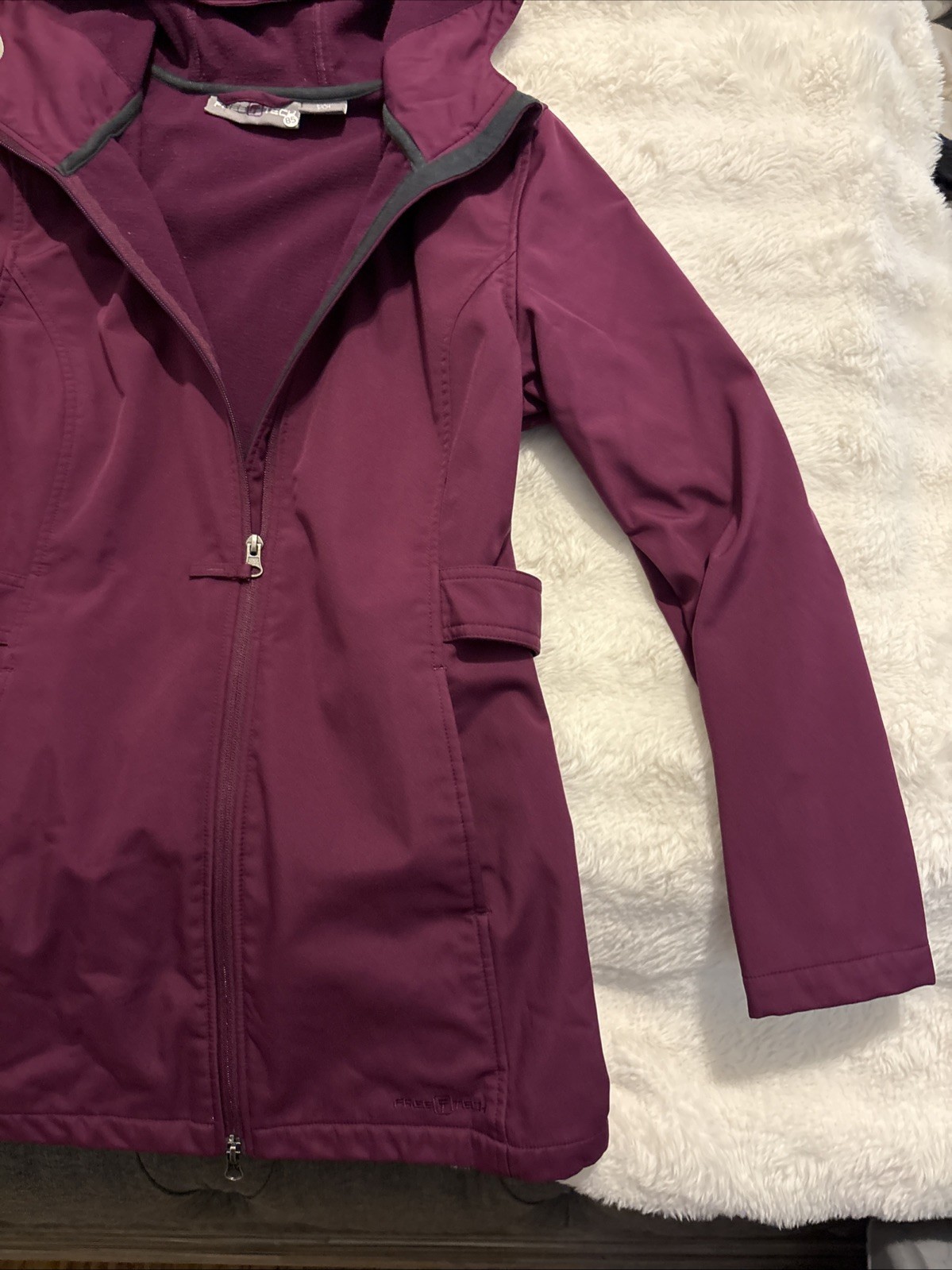 Women’s Size Small 4-6 Freetech Water Resistant Jacket – Item 2085