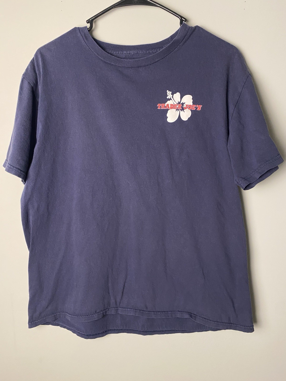 Trader Joes Men’s Dark Blue Hibiscus Flower Crew Neck Short Sleeve T-Shirt Large