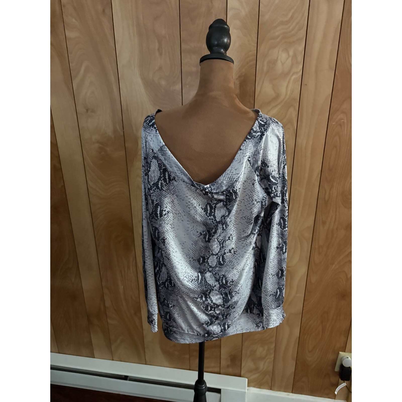 Womens Snake Print Long Sleeve Tunic Top Deep V-Back Gray White Large
