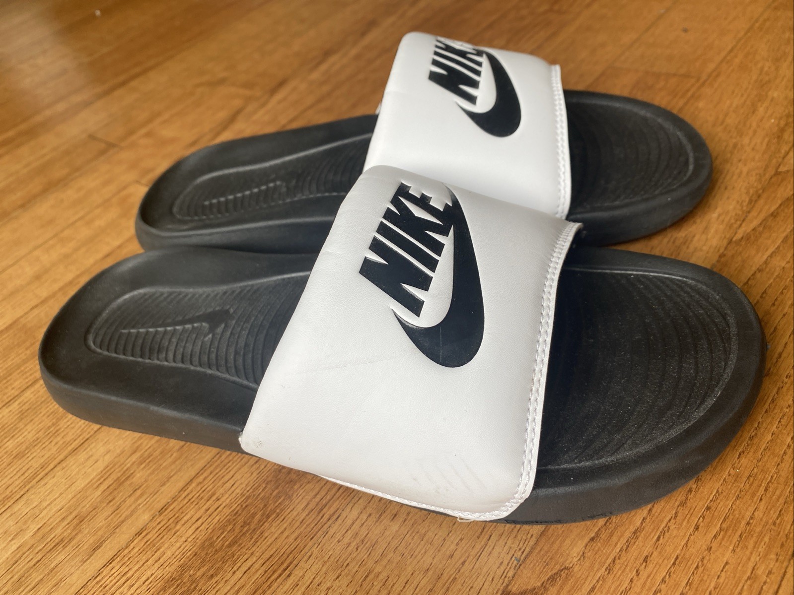 NIKE MEN’S VICTORI ONE SLIDE BLACK / WHITE CN9675 005 Size 8 EUC Sports Sandals