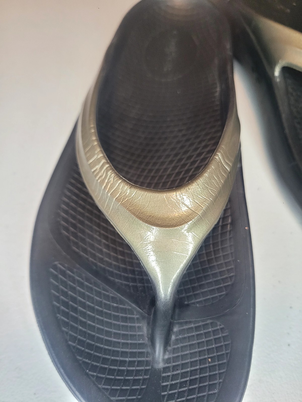 Oofos Oolala Recovery Thong Sandals Flip Flops Womens 6 Silver Metallic Comfort
