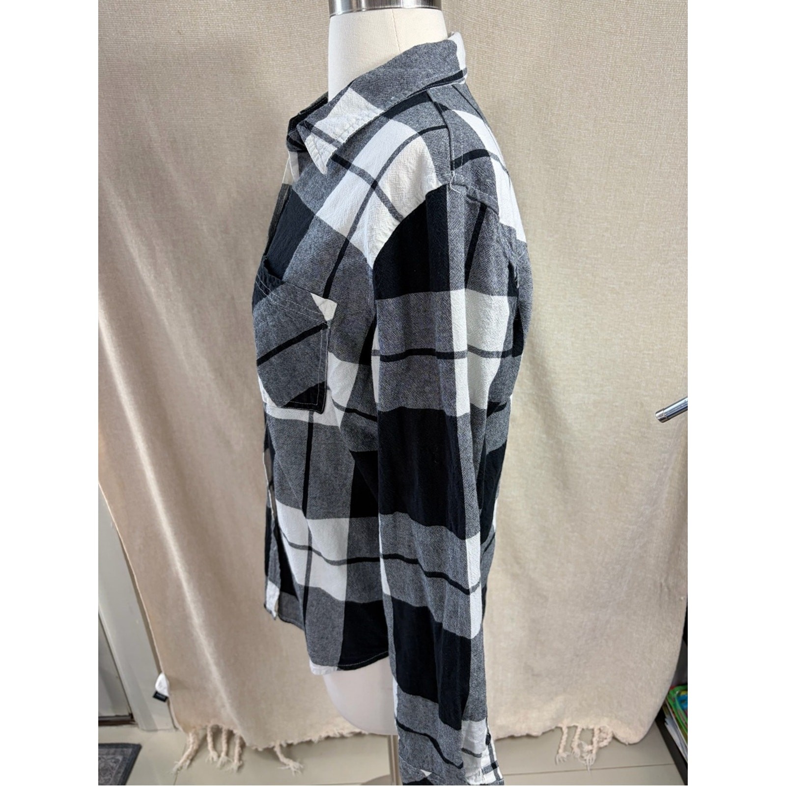 Universal Thread Black and White Plaid Button-Up Shirt size M 100%cotton