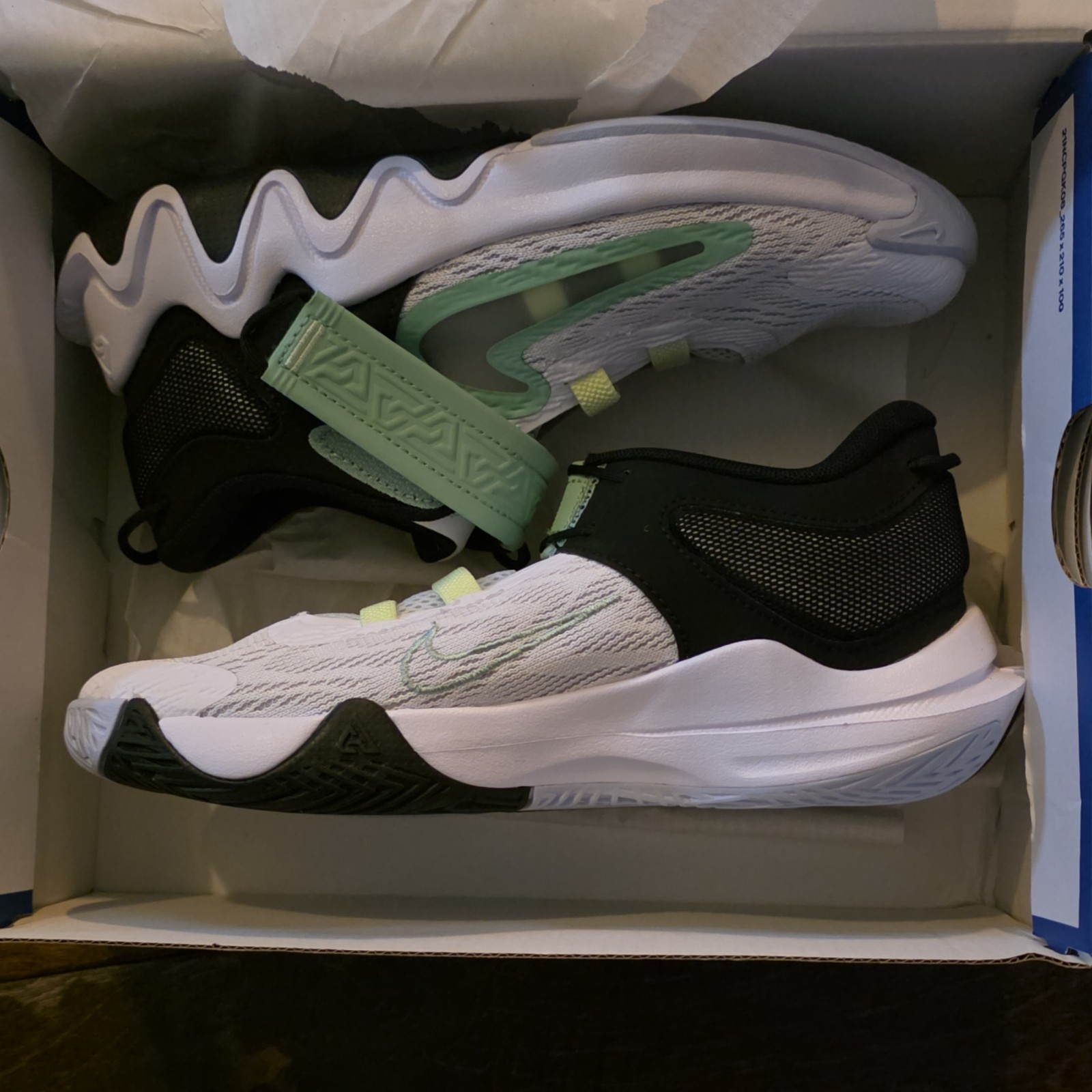 Nike Giannis Immortality 2 Unisex Kids Sneakers 2.5Y White Black Green Strap