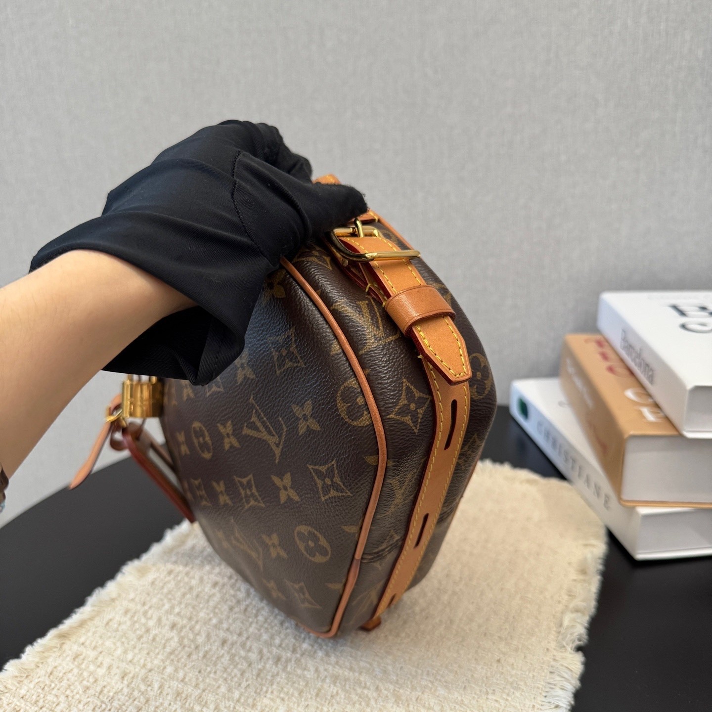 Louis Vuitton Pre-Owned Authentic Round Crossbody Bag 20*8*22.5cm