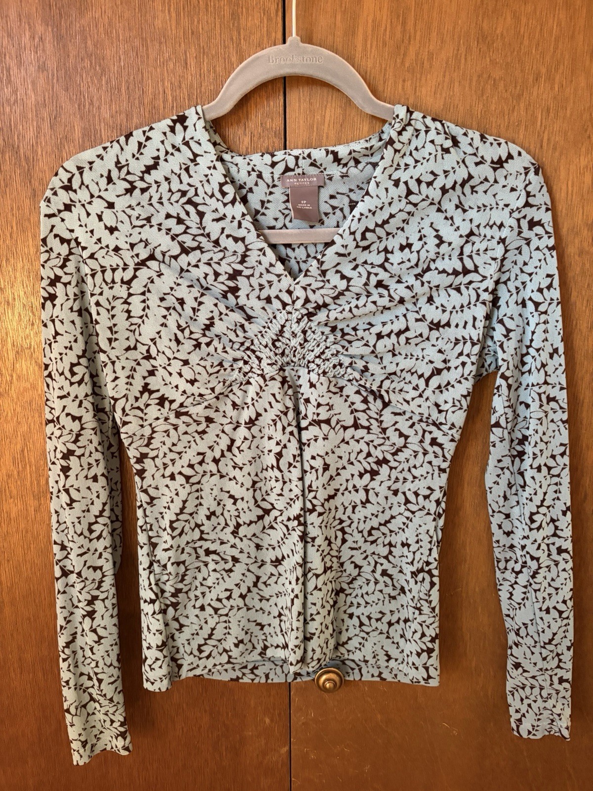 Ann Taylor Petite white and brown leaf print long sleeve top in a S #petite