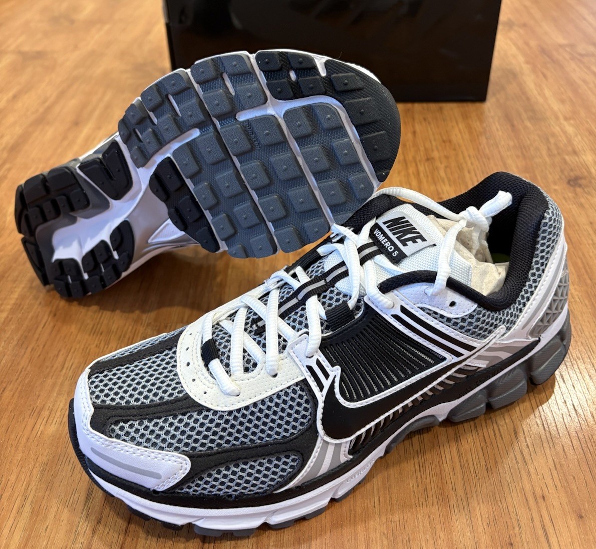 Nike Zoom Vomero 5 SE SP Men’s Size 11 Dark Grey/Black-White-Sail CI1694-001