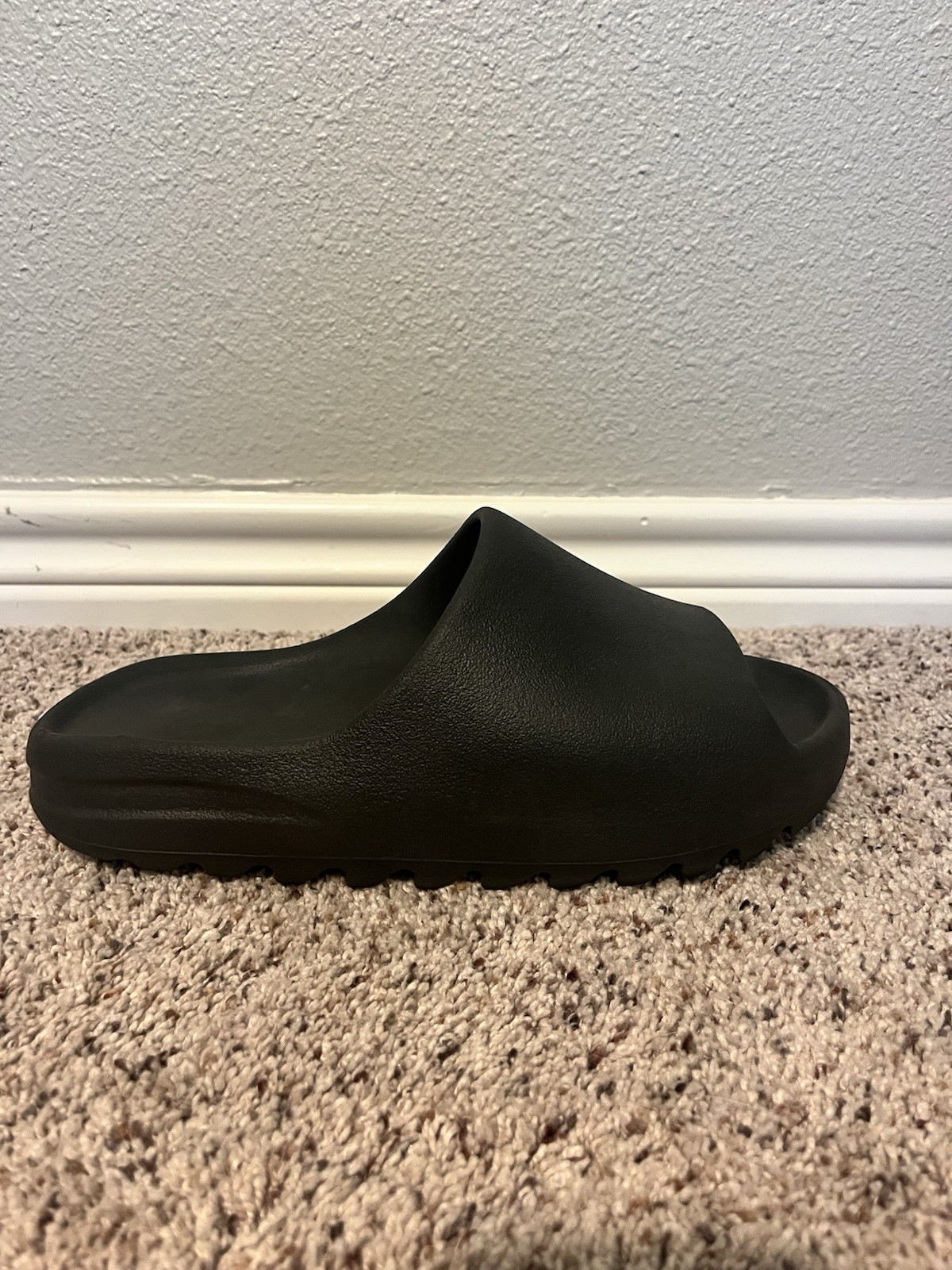 Adidas Yeezy Men’s Black Slide Slightly Used Good Condition