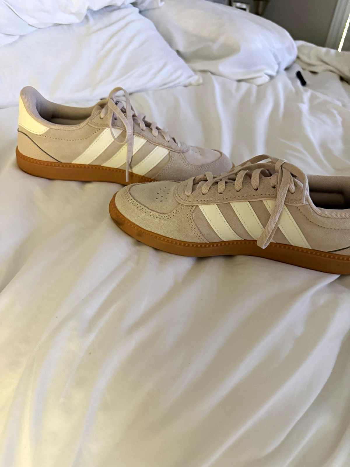 adidas Cloudfoam Plus Men’s Beige/White Gum Low Top Lace-Up Sneakers Comfort
