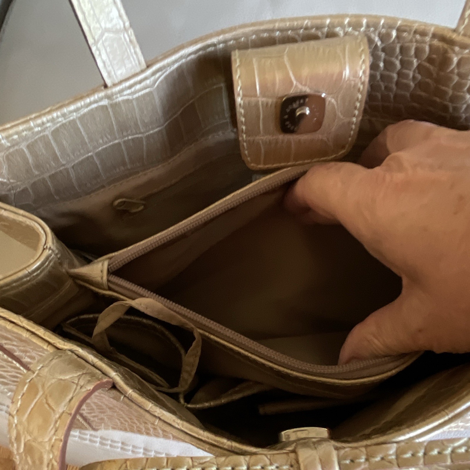 Liz Claiborne Beige Croc Embossed Tote Bow Detail Gold Hardware Zip Closure
