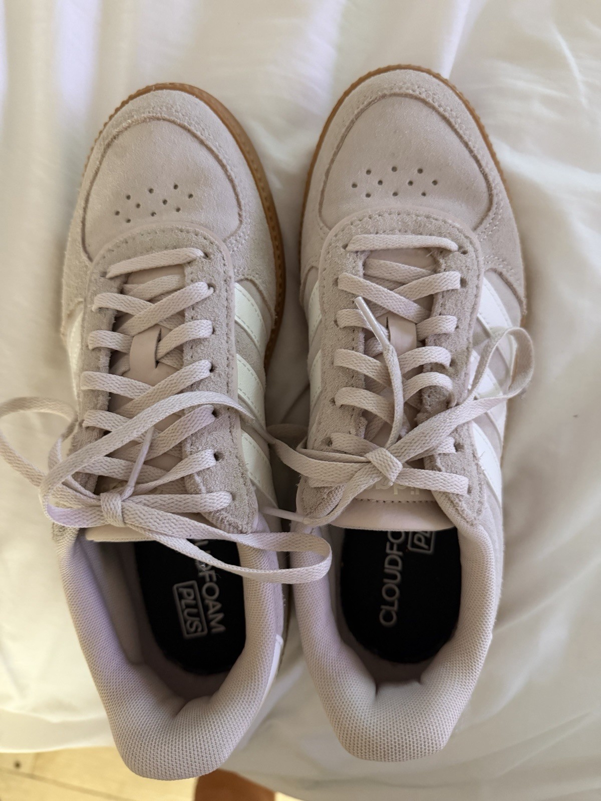 adidas Cloudfoam Plus Men’s Beige/White Gum Low Top Lace-Up Sneakers Comfort