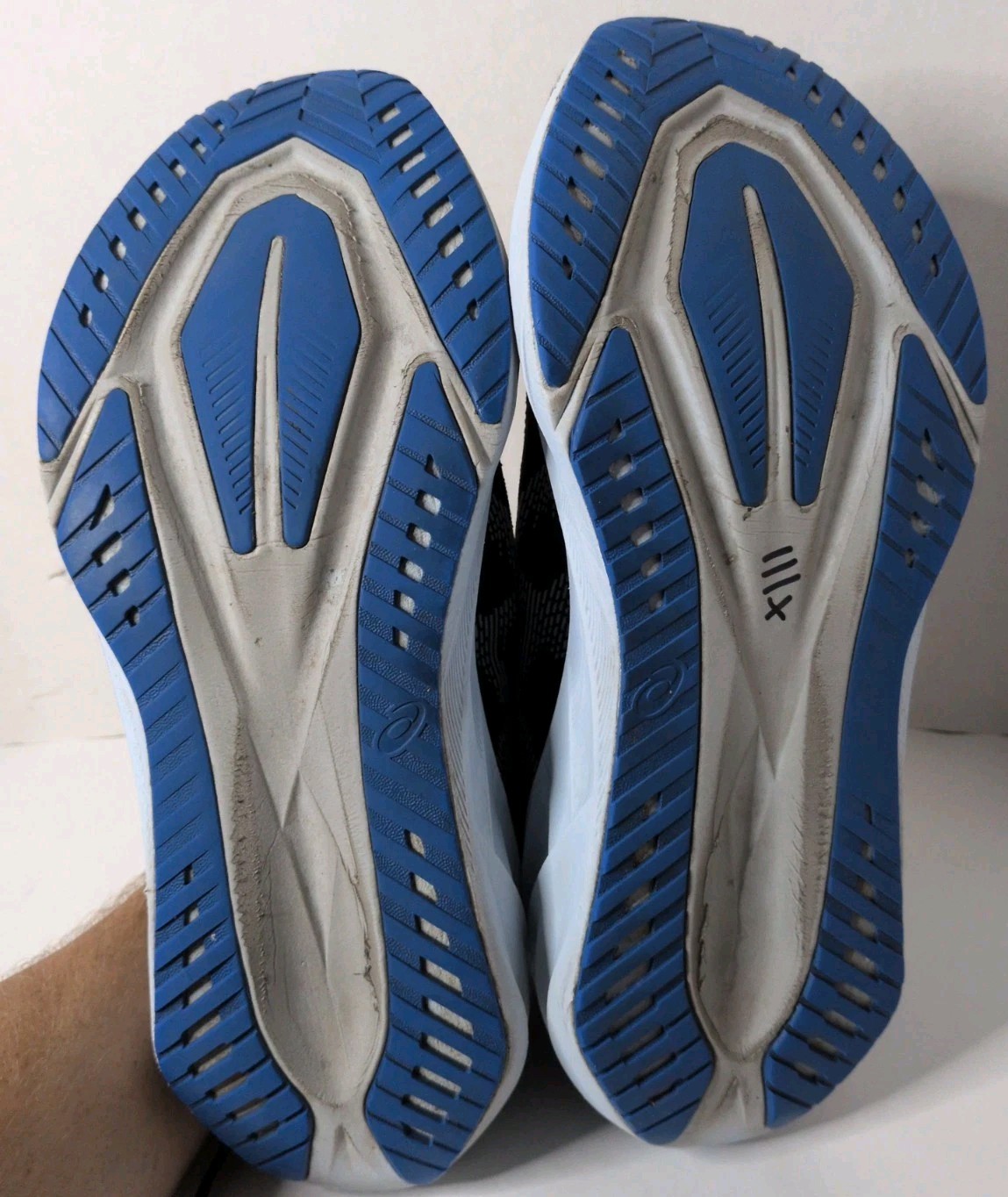 Asics Men’s Novablast 5 Running Shoe Black White Blue Sneaker Sz 11