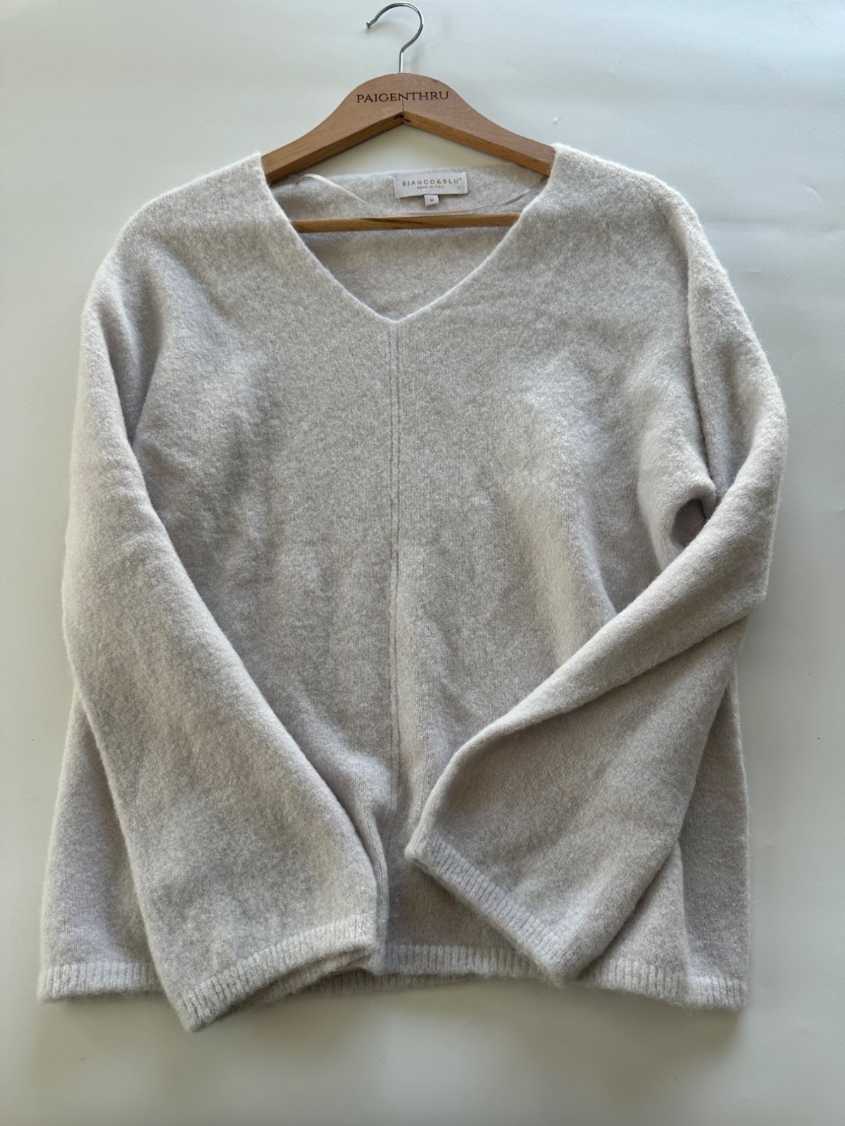 Bianco & Blu Women’s Medium Wool Blend Light Grey V-neck Sweater