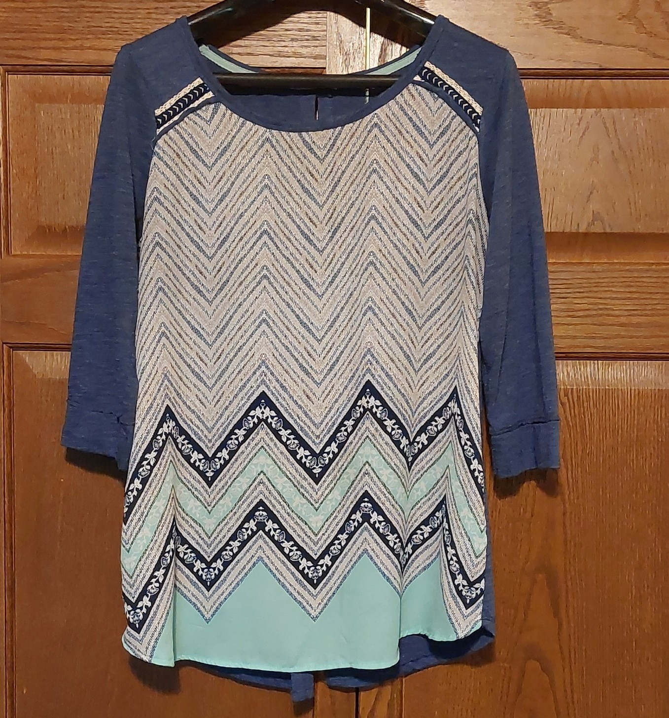 maurices Women’s L Blue/Beige/Mint Chevron Round Neck 3/4 Sleeve Pullover Top