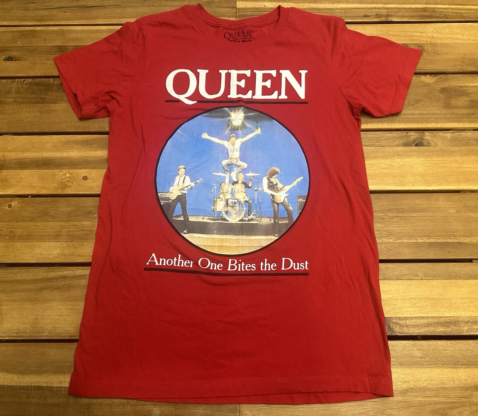 Queen Band Official Graphic T-shirt Rock Tour Merch M Red Another Bites Dust