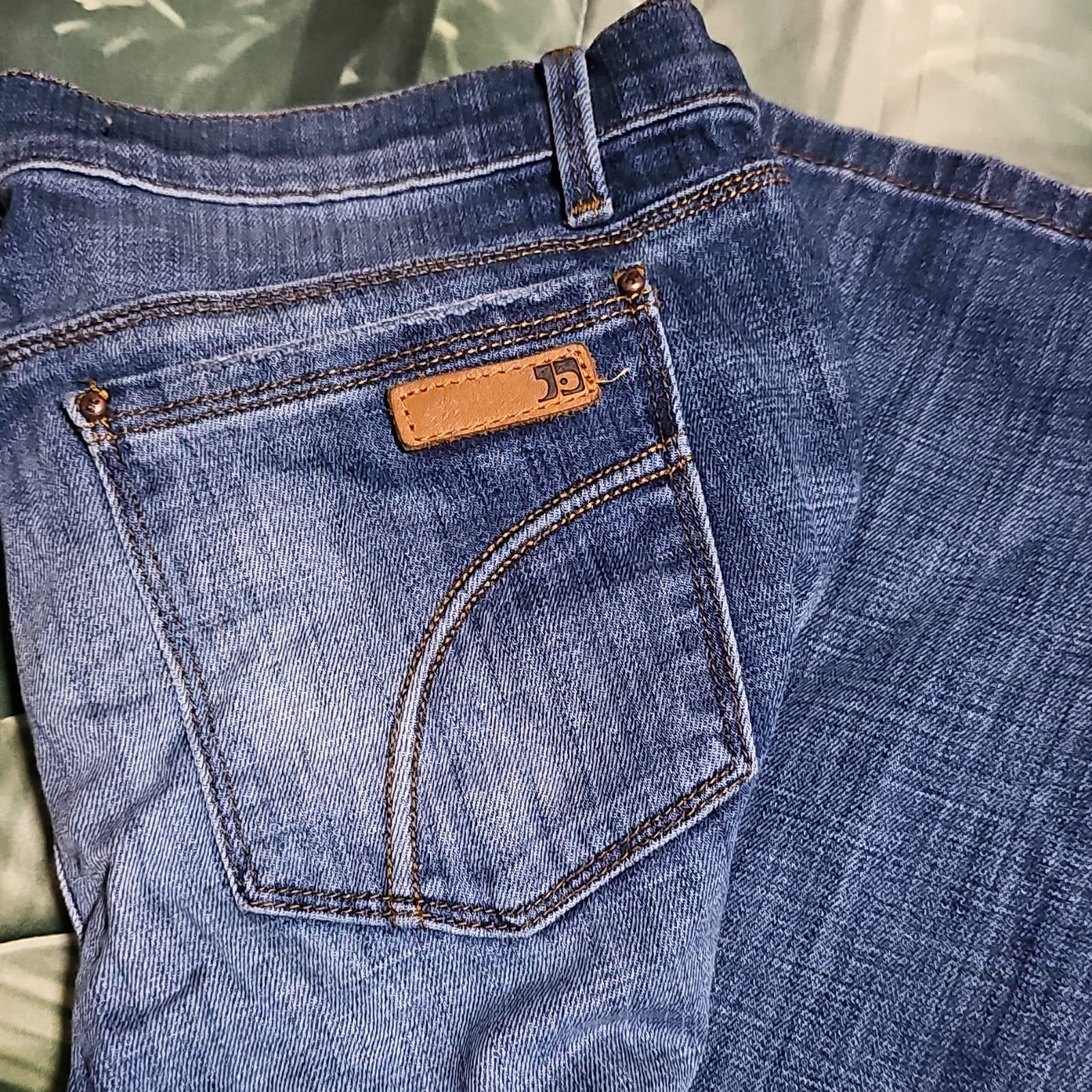 Joe’s Women’s Blue Medium Wash Straight Leg Stretch Mid Rise 5-Pocket Jeans