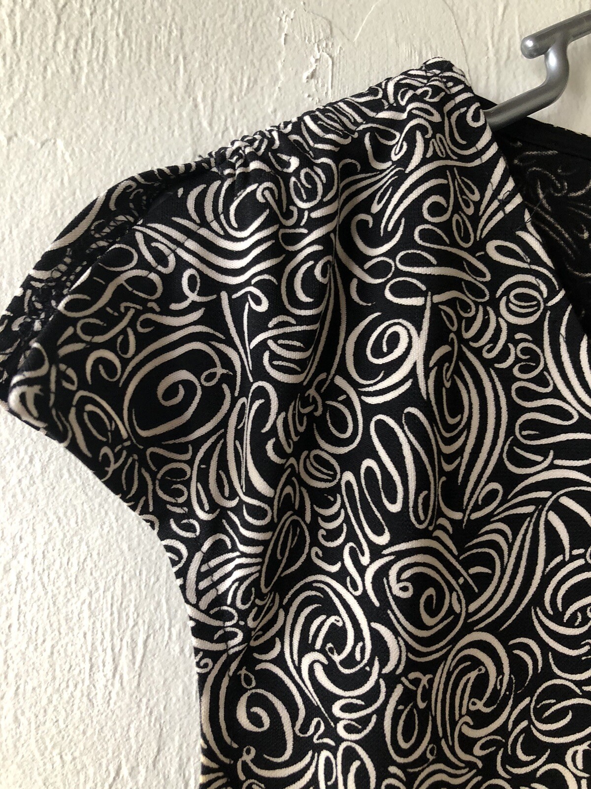 STUDIO M Short Black Cream Top Size Small Womens