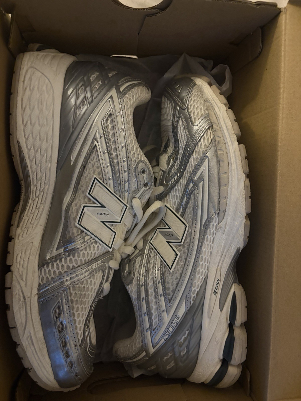 New Balance 1960R Grey/white/green. Barley worn – Comes with box