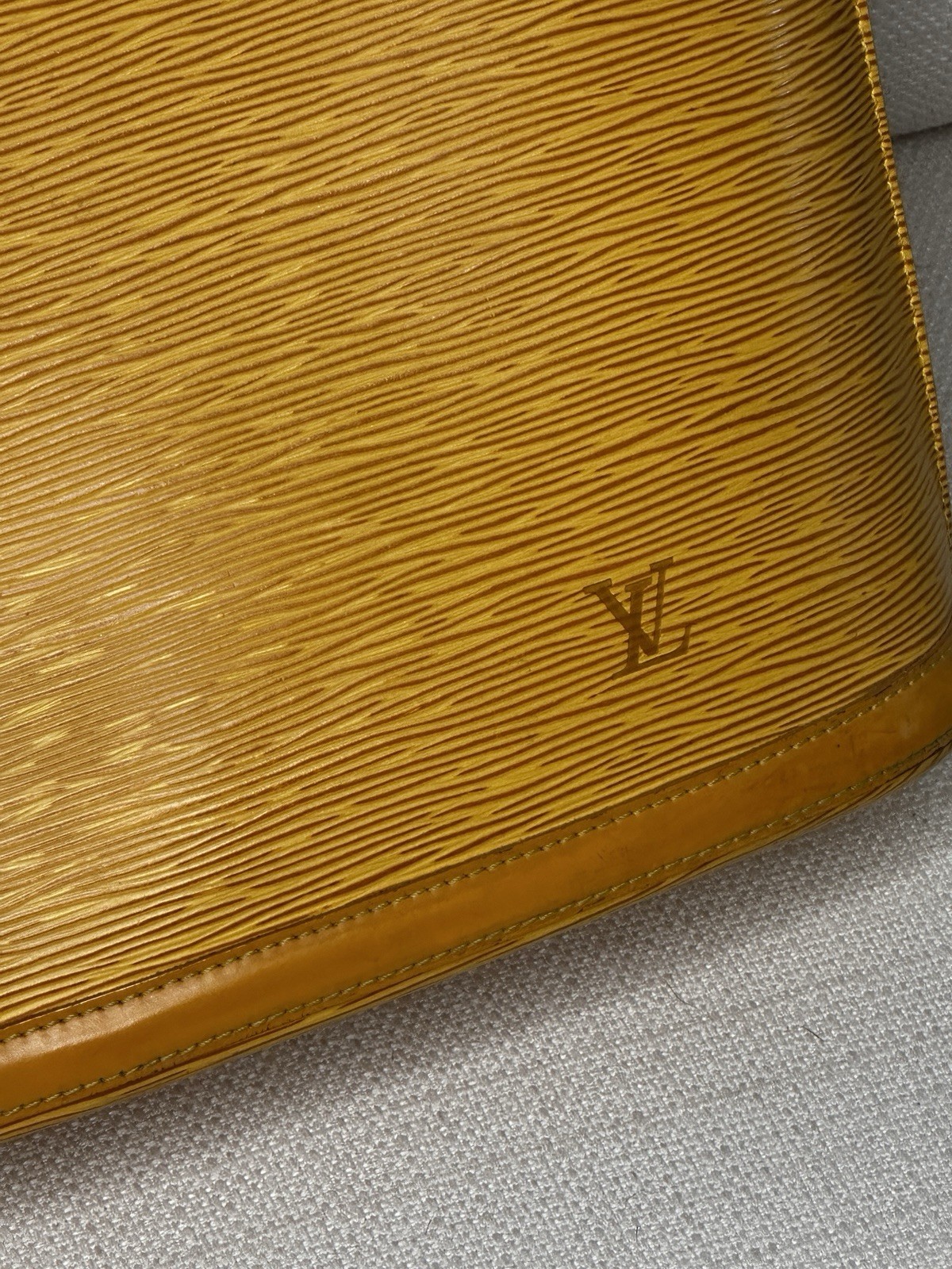 Louis Vuitton Lussac Epi Leather shoulder Bag. Zipper Closure. Purple Lining