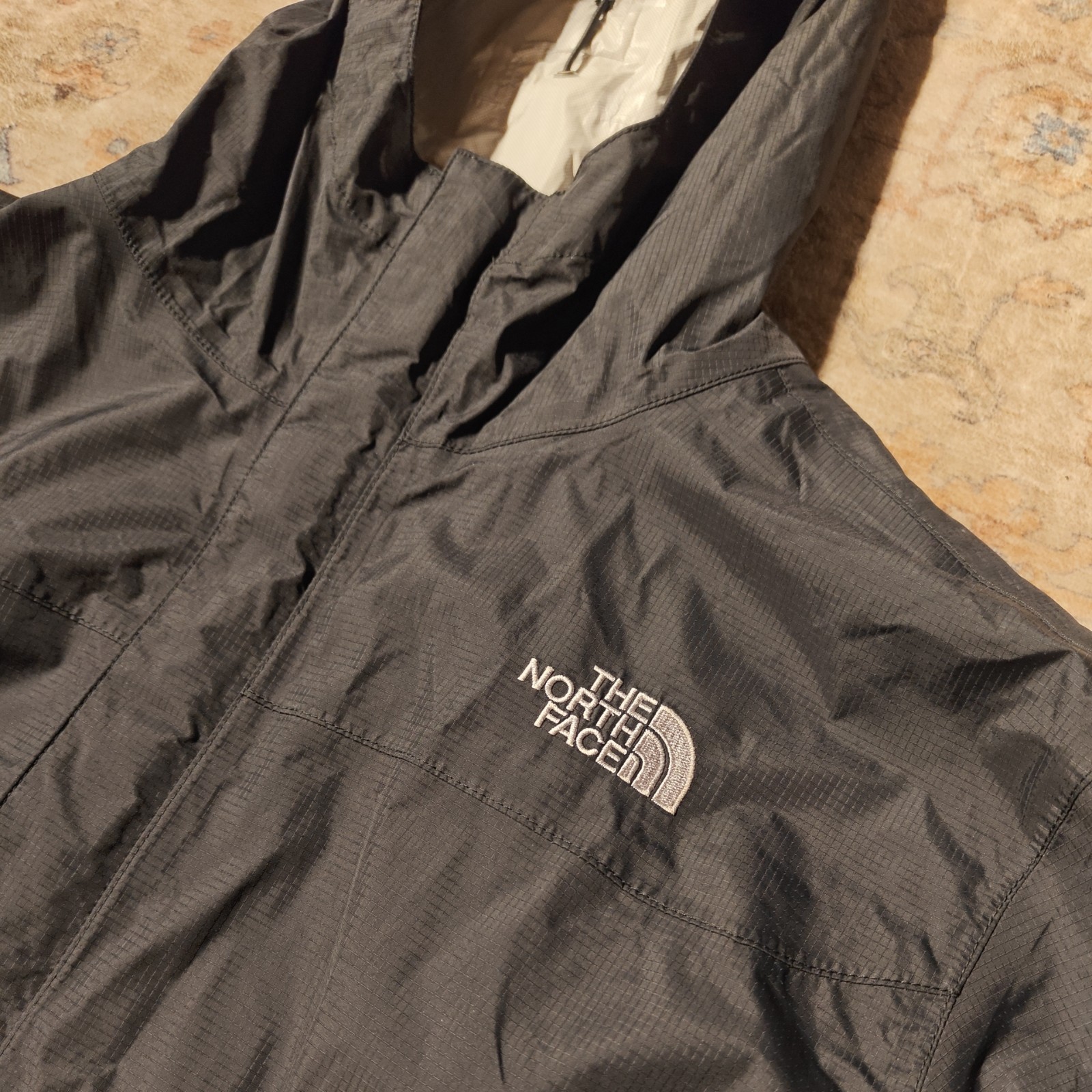 The North Face HyVent 2.5L Rain Jacket Mens L Black Hooded Waterproof Shell