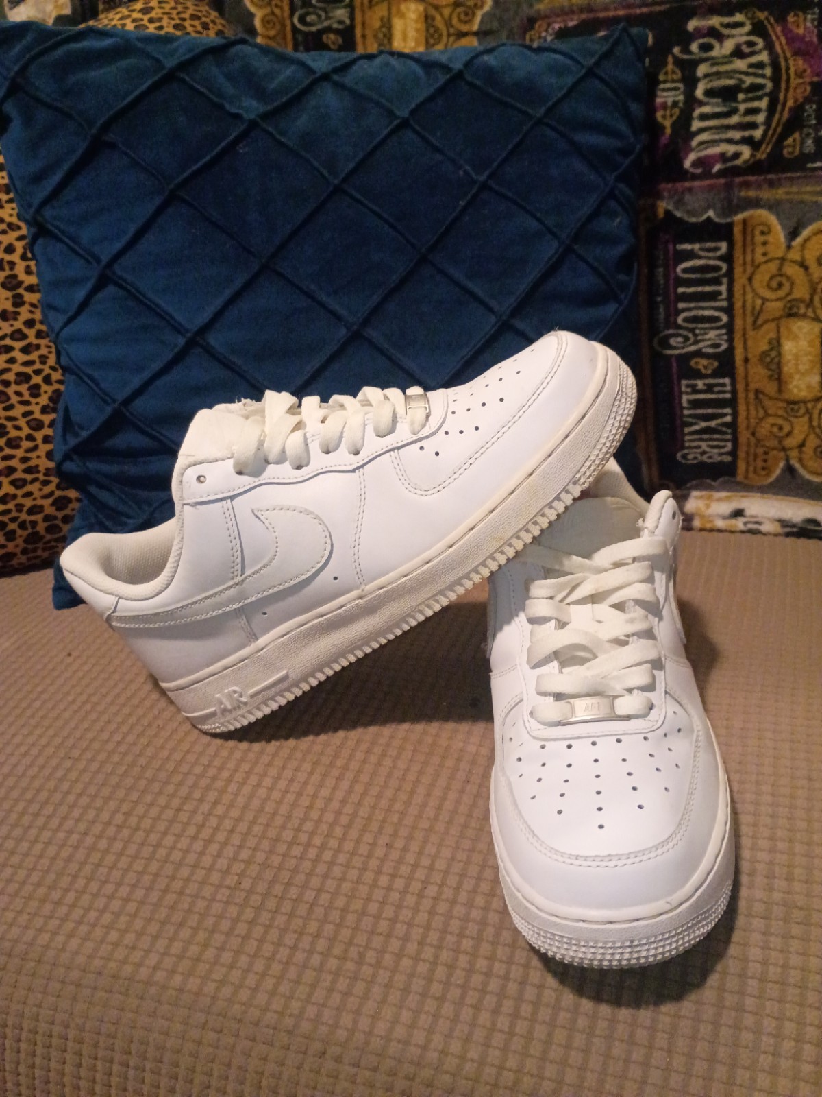 Nike Air Force 1 White Low Top Lace Up Athletic Sneakers mens 8.5 /women’s 10.5