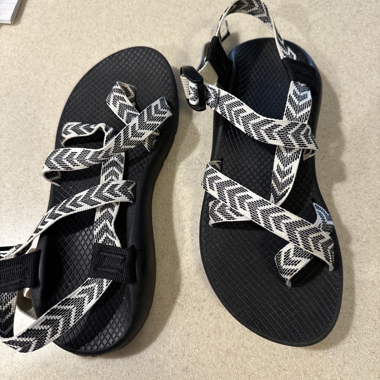 Chaco Z2 Cloud Sandal Women Size 8 Featuring Black & White “Trinebow” Pattern