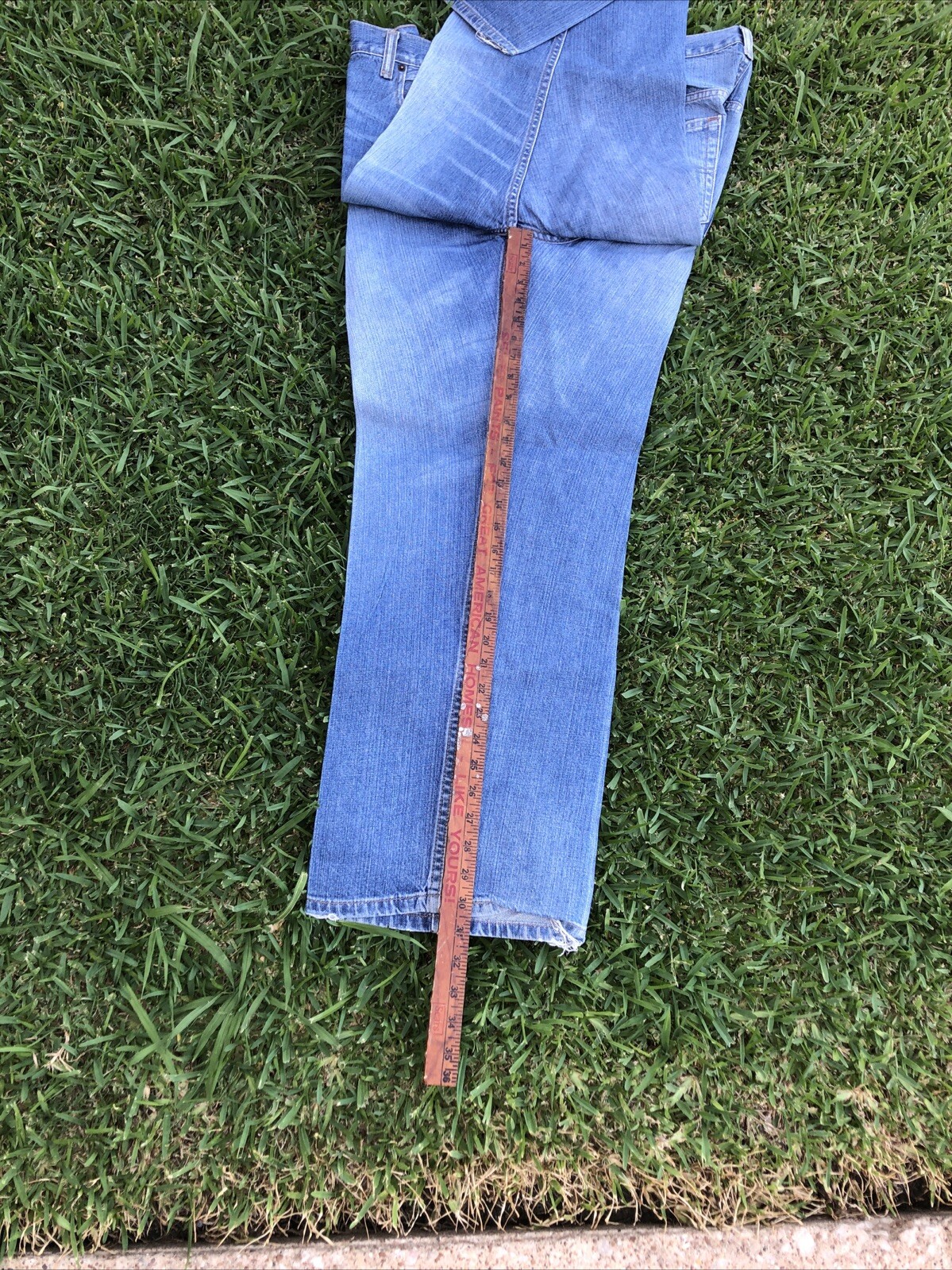 Vintage Levi’s Men’s 559 Relaxed Fit Jeans Med Wash 46 x 30 Cleaners Starch